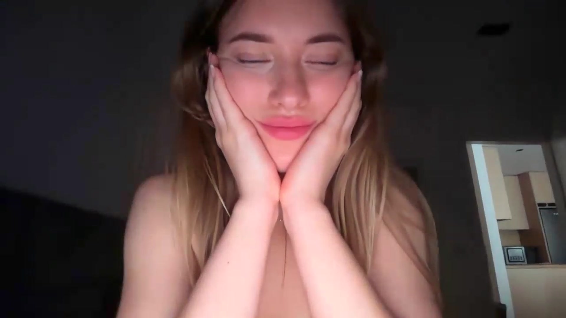 Gallery image thumbnail from SkySunFlower's myfreecams stream on, 05/24/2026, 07:17 image 18 of 20