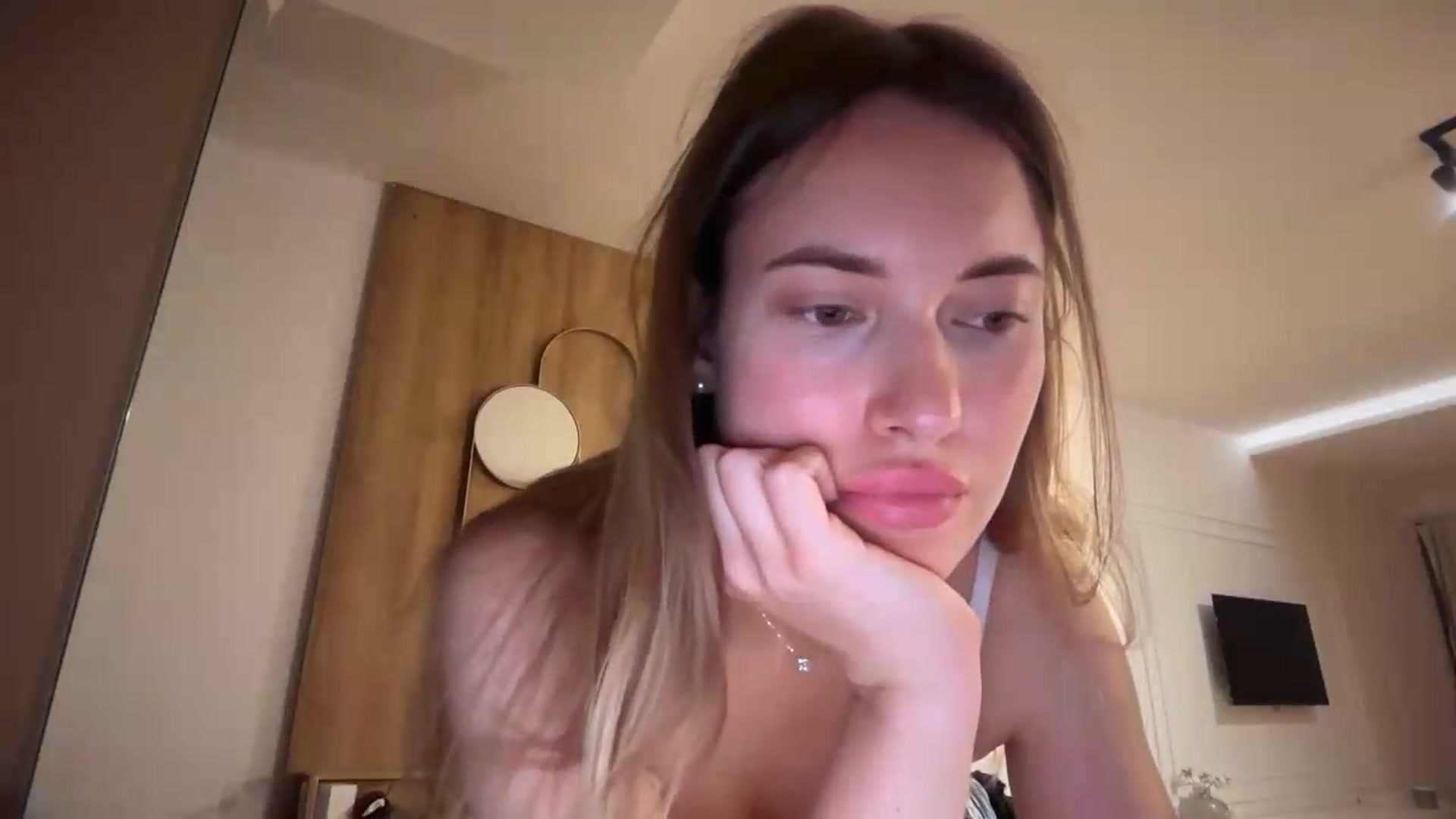 Gallery image thumbnail from SkySunFlower's myfreecams stream on, 05/27/2026, 24:40 image 11 of 20