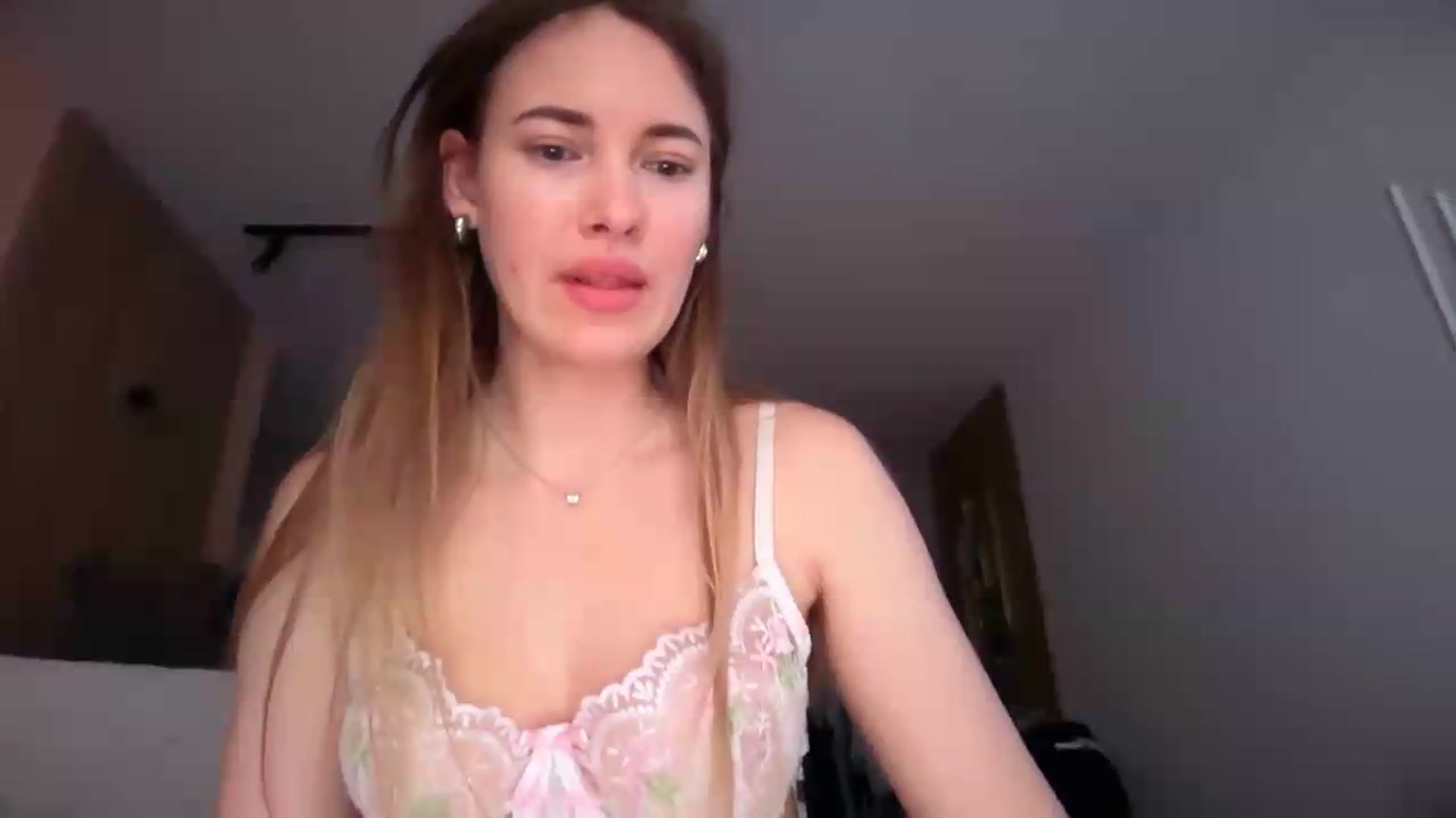 Gallery image thumbnail from SkySunFlower's myfreecams stream on, 05/28/2026, 06:36 image 17 of 20