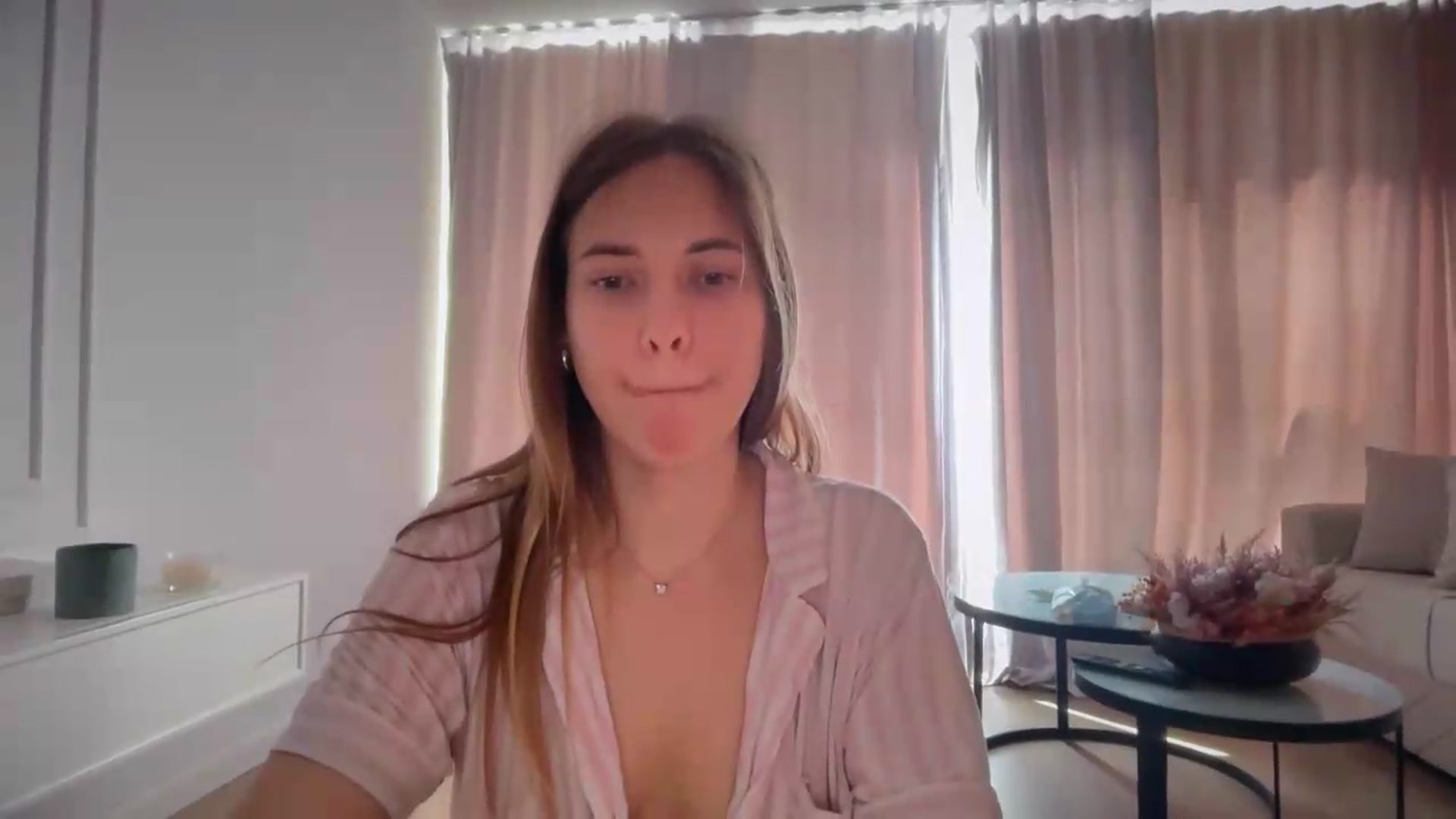 Gallery image thumbnail from SkySunFlower's myfreecams stream on, 05/31/2026, 09:27 image 4 of 20