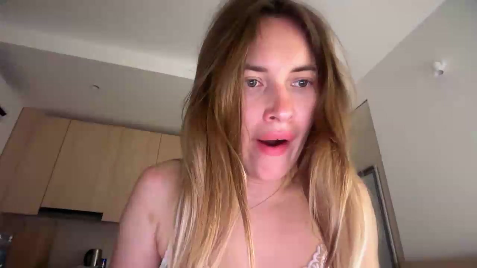Gallery image thumbnail from SkySunFlower's myfreecams stream on, 06/10/2026, 24:19 image 11 of 20
