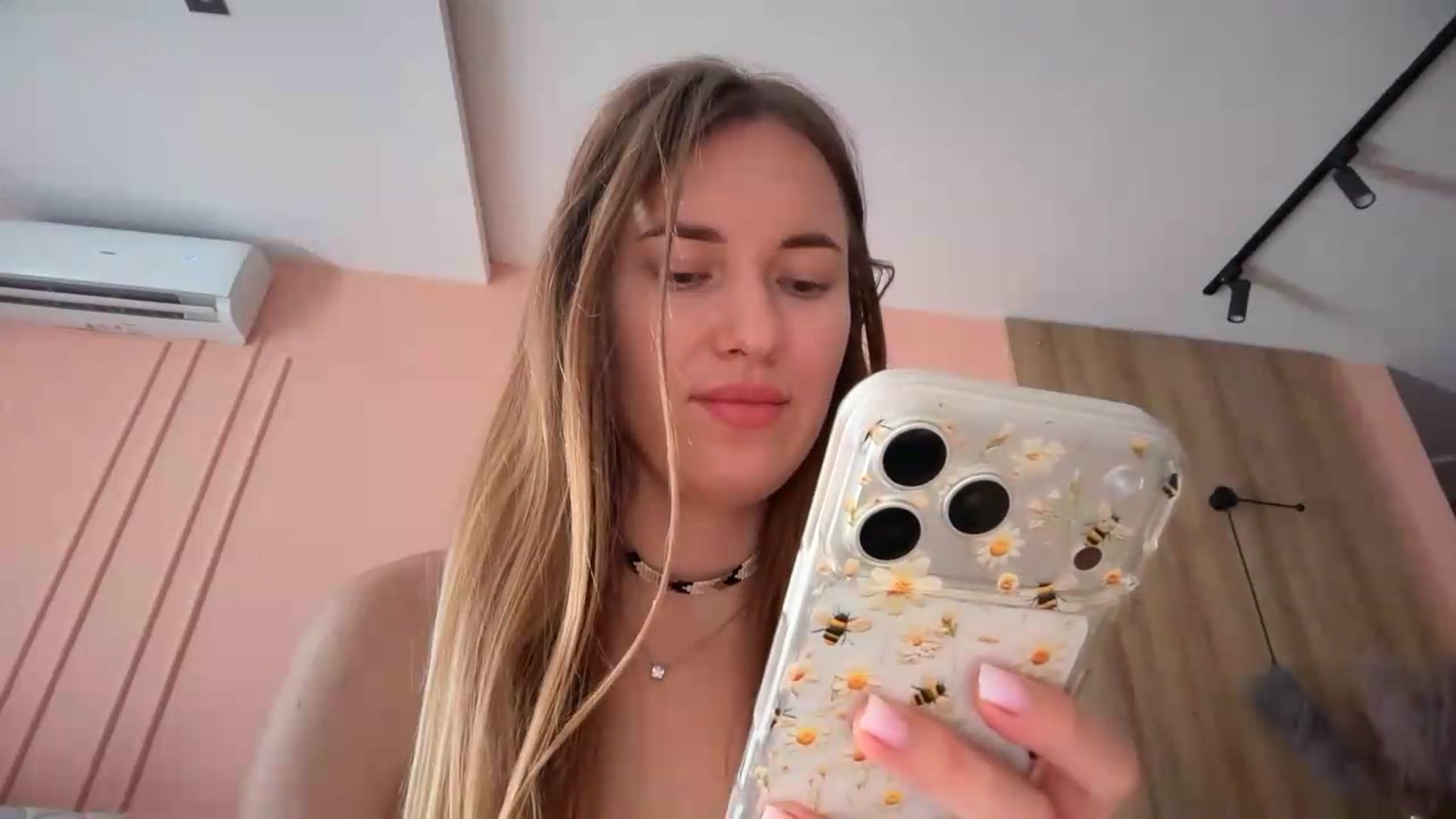 Gallery image thumbnail from SkySunFlower's myfreecams stream on, 06/22/2026, 10:39 image 13 of 20