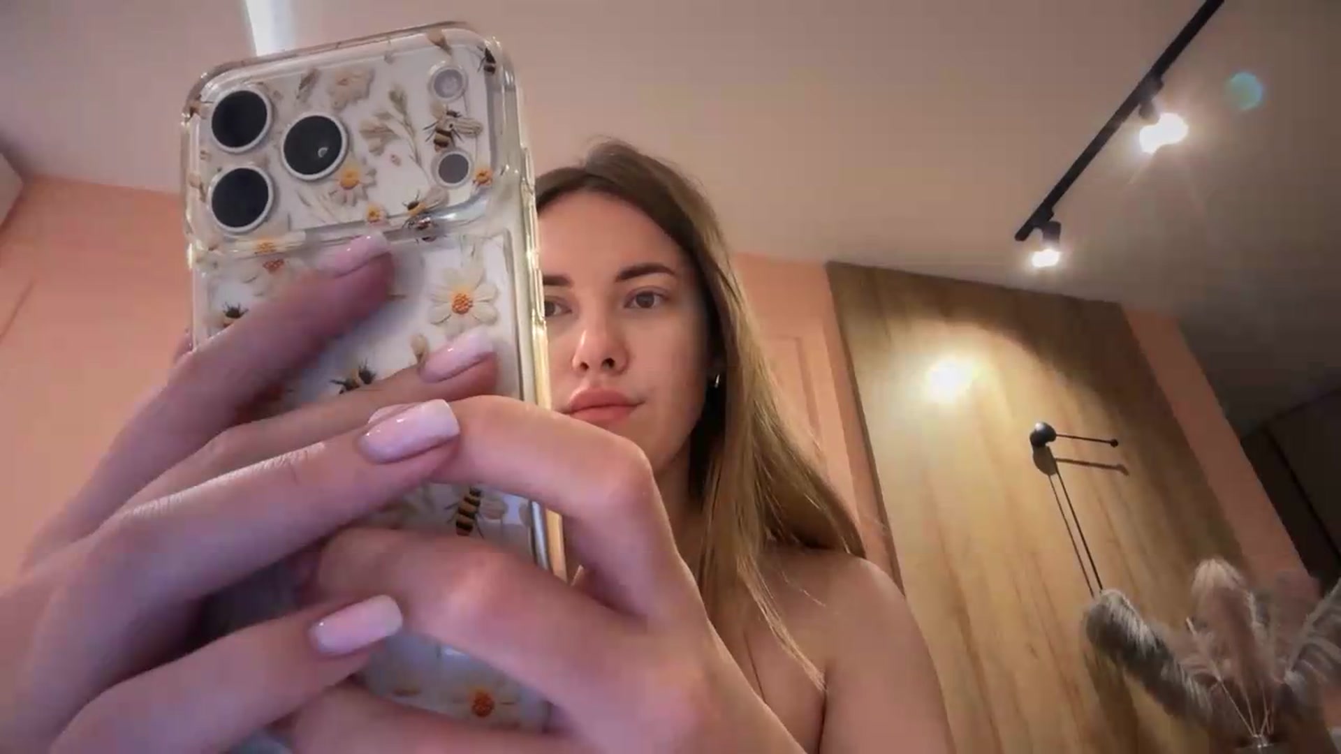 Gallery image thumbnail from SkySunFlower's myfreecams stream on, 06/25/2026, 24:39 image 5 of 20