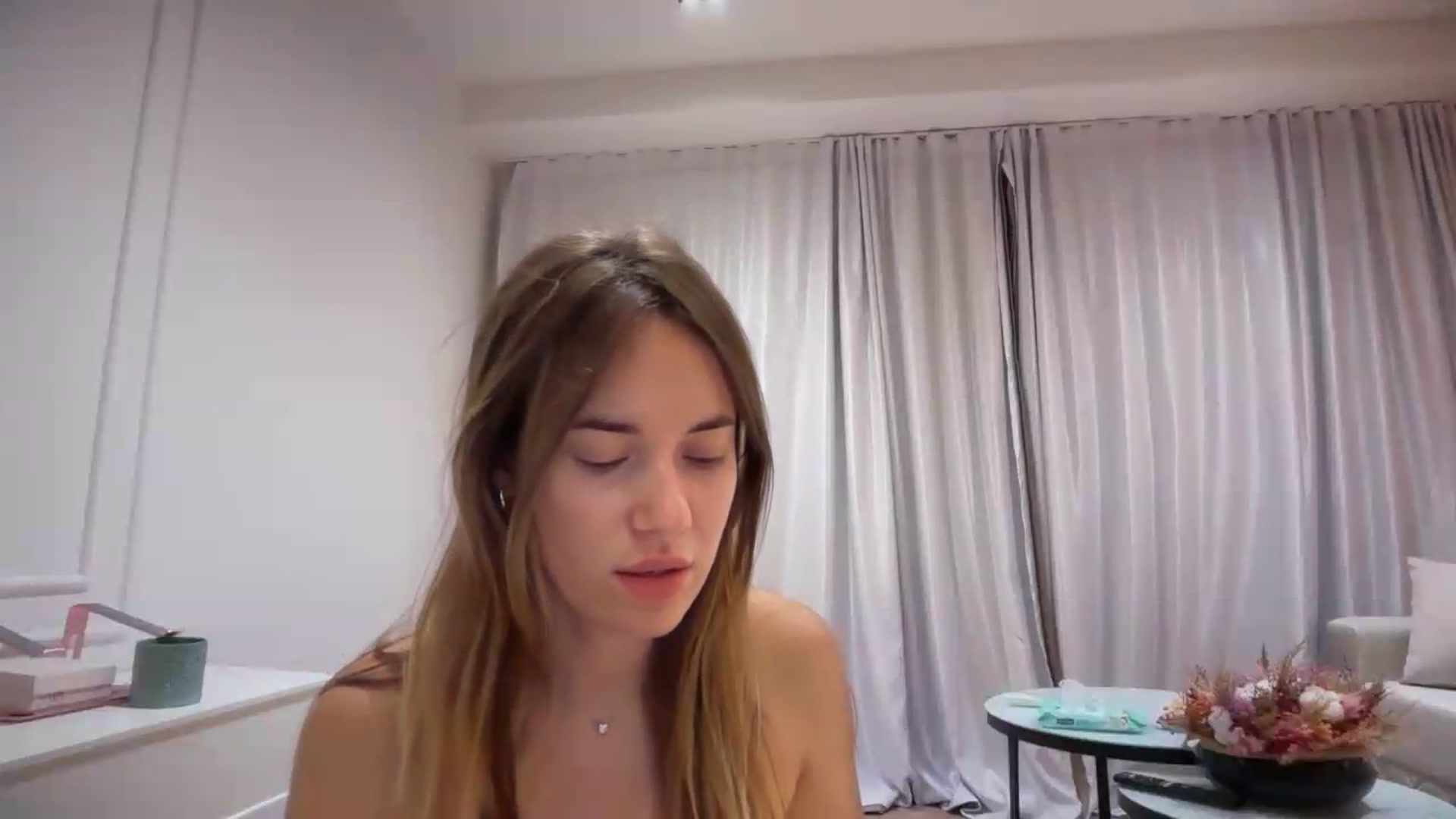Gallery image thumbnail from SkySunFlower's myfreecams stream on, 06/25/2026, 01:56 image 6 of 20