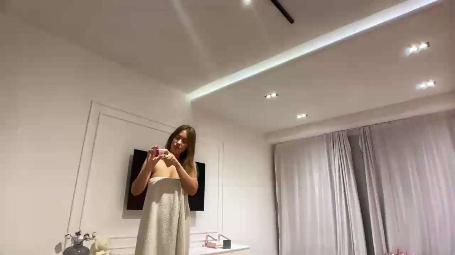 Gallery image thumbnail from SkySunFlower's myfreecams stream on, 06/27/2026, 24:51 image 1 of 20