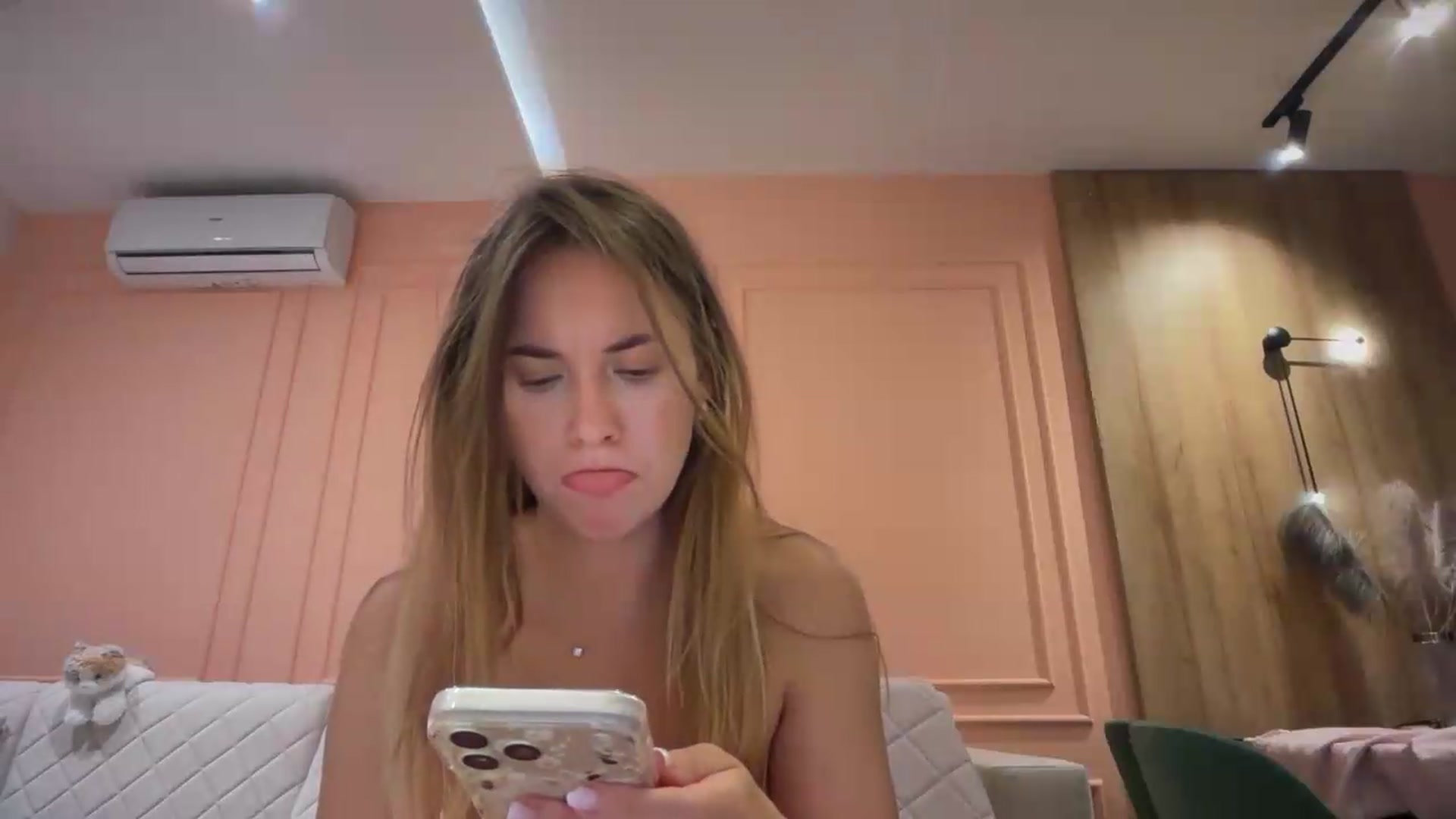 Gallery image thumbnail from SkySunFlower's myfreecams stream on, 06/29/2026, 24:54 image 14 of 20