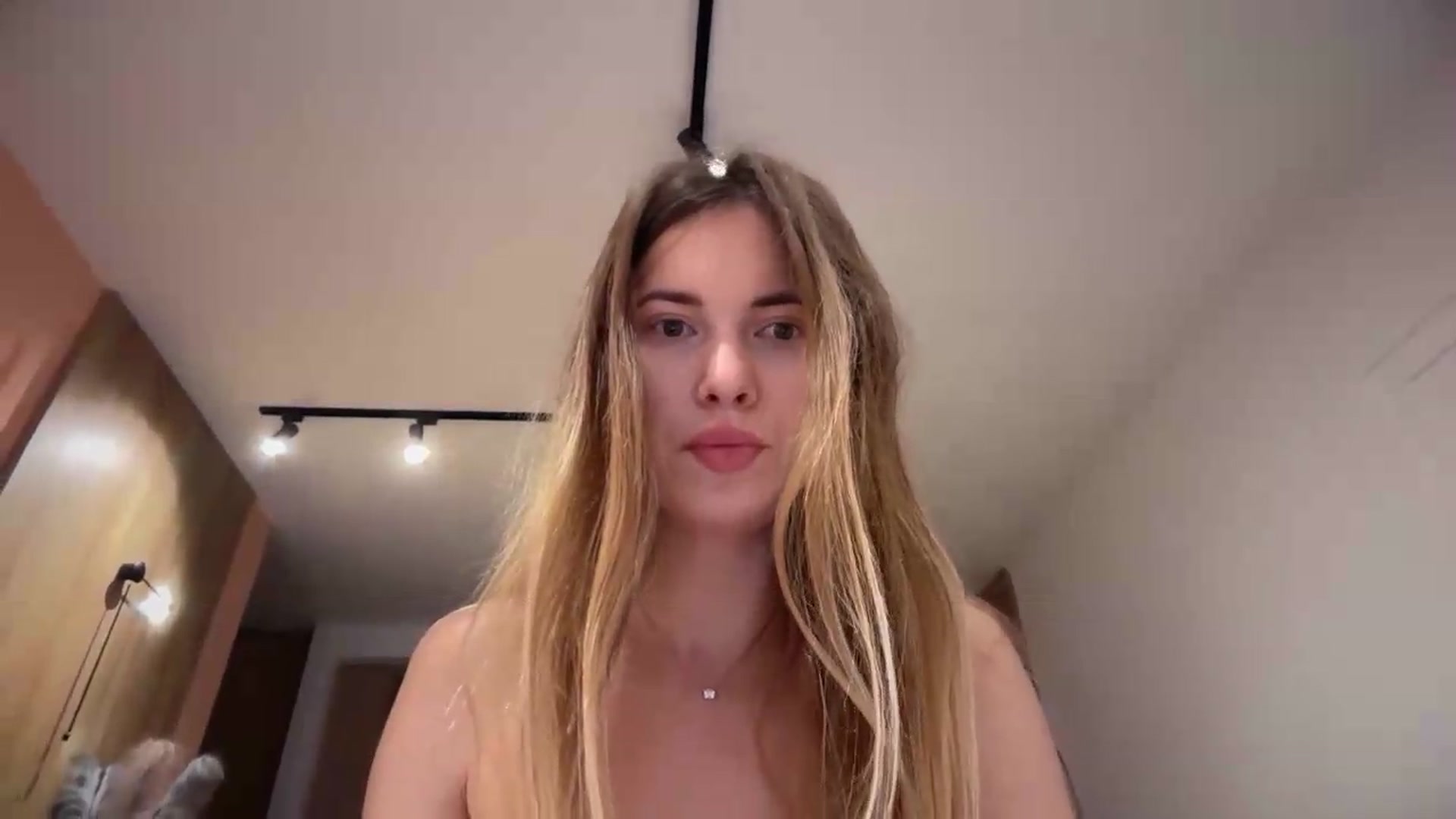 Gallery image thumbnail from SkySunFlower's myfreecams stream on, 07/08/2026, 20:42 image 16 of 20