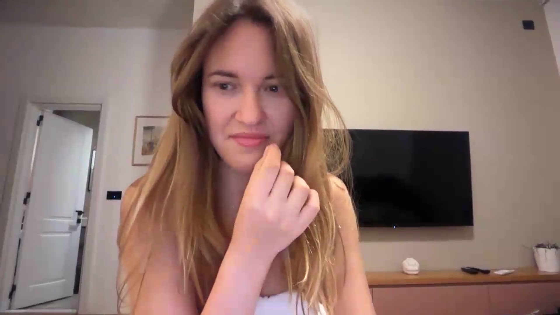 Gallery image thumbnail from SkySunFlower's myfreecams stream on, 07/13/2026, 24:16 image 16 of 20