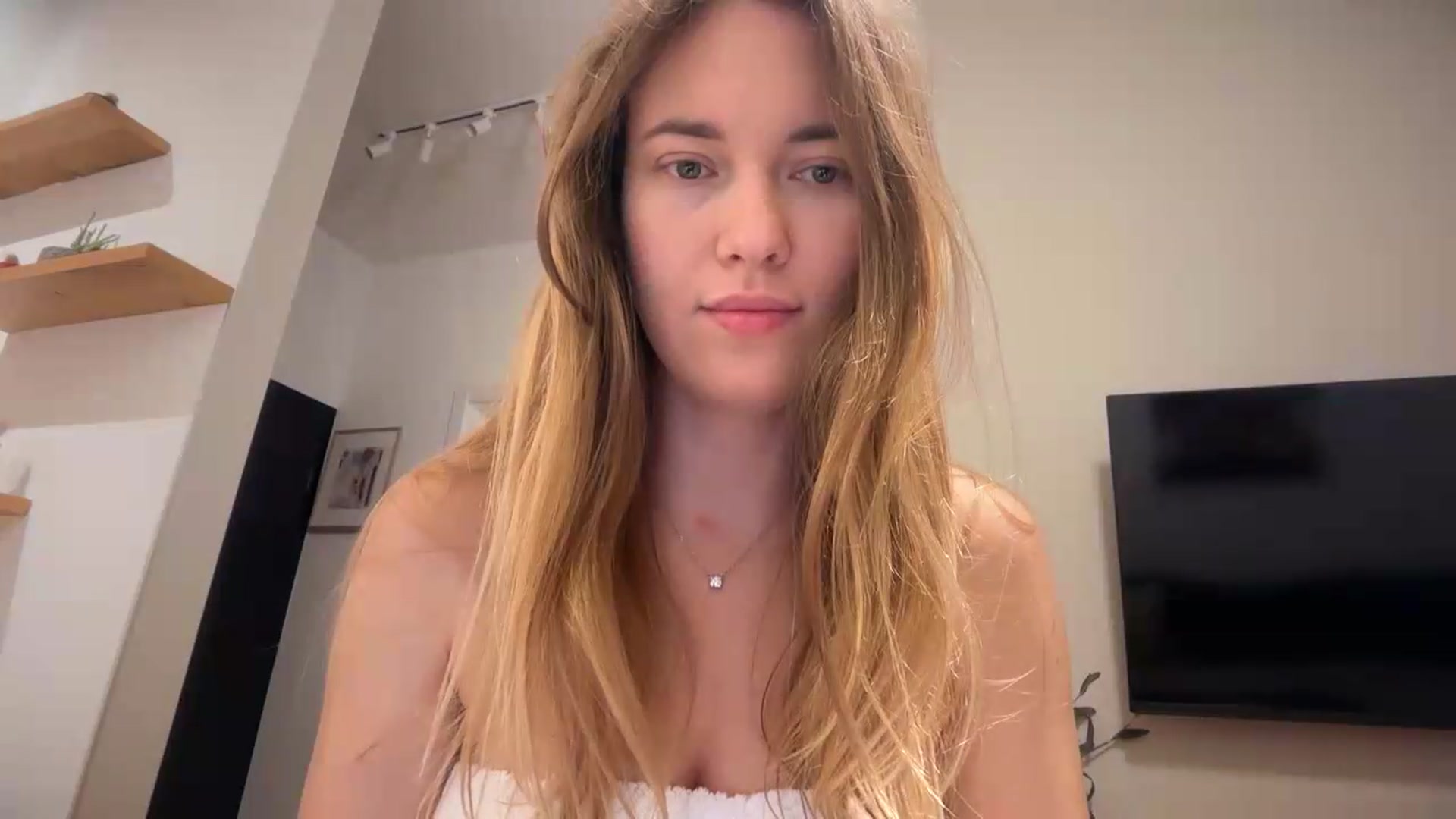Gallery image thumbnail from SkySunFlower's myfreecams stream on, 07/13/2026, 24:16 image 17 of 20