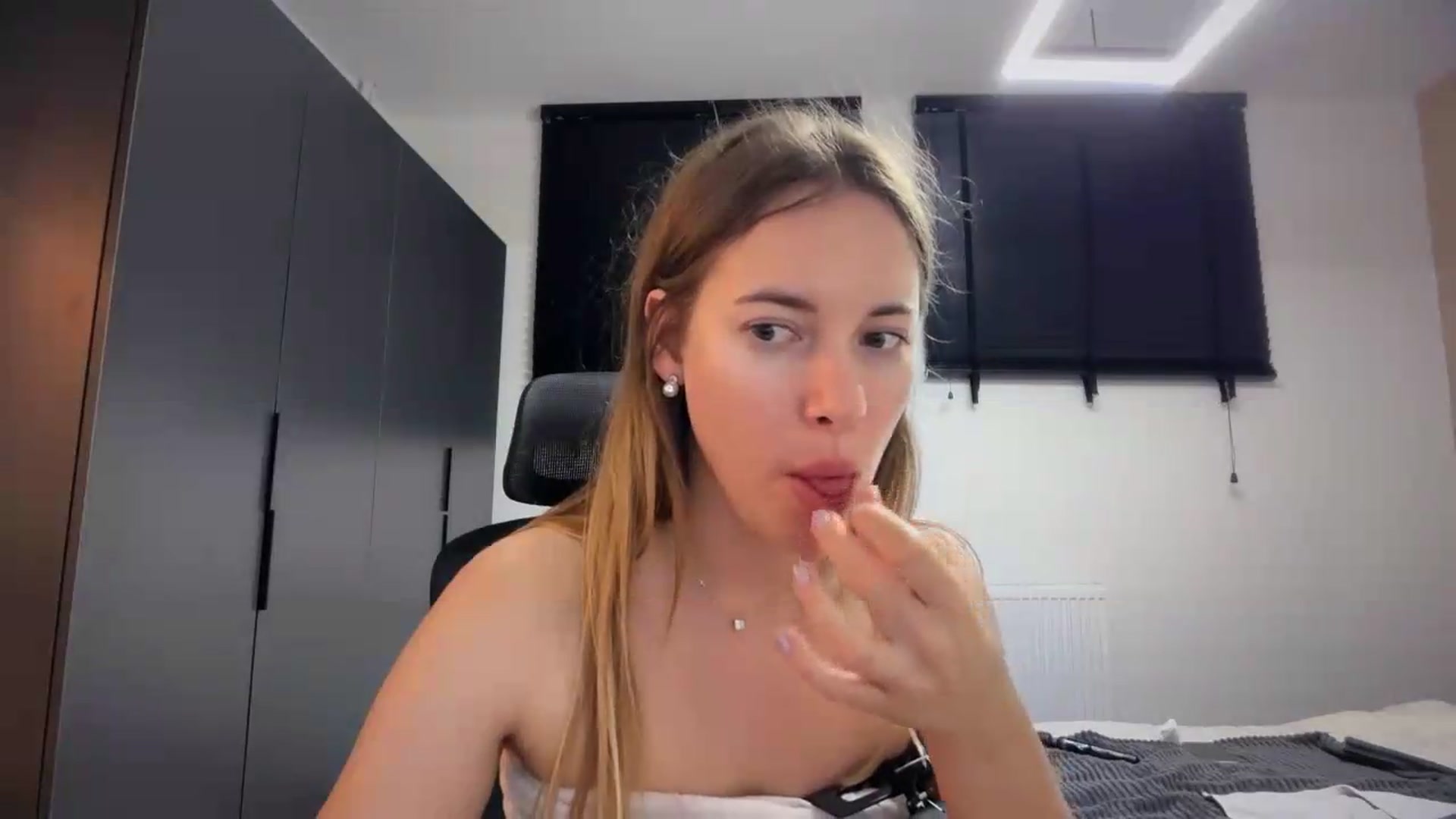 Gallery image thumbnail from SkySunFlower's myfreecams stream on, 07/18/2026, 02:13 image 11 of 20