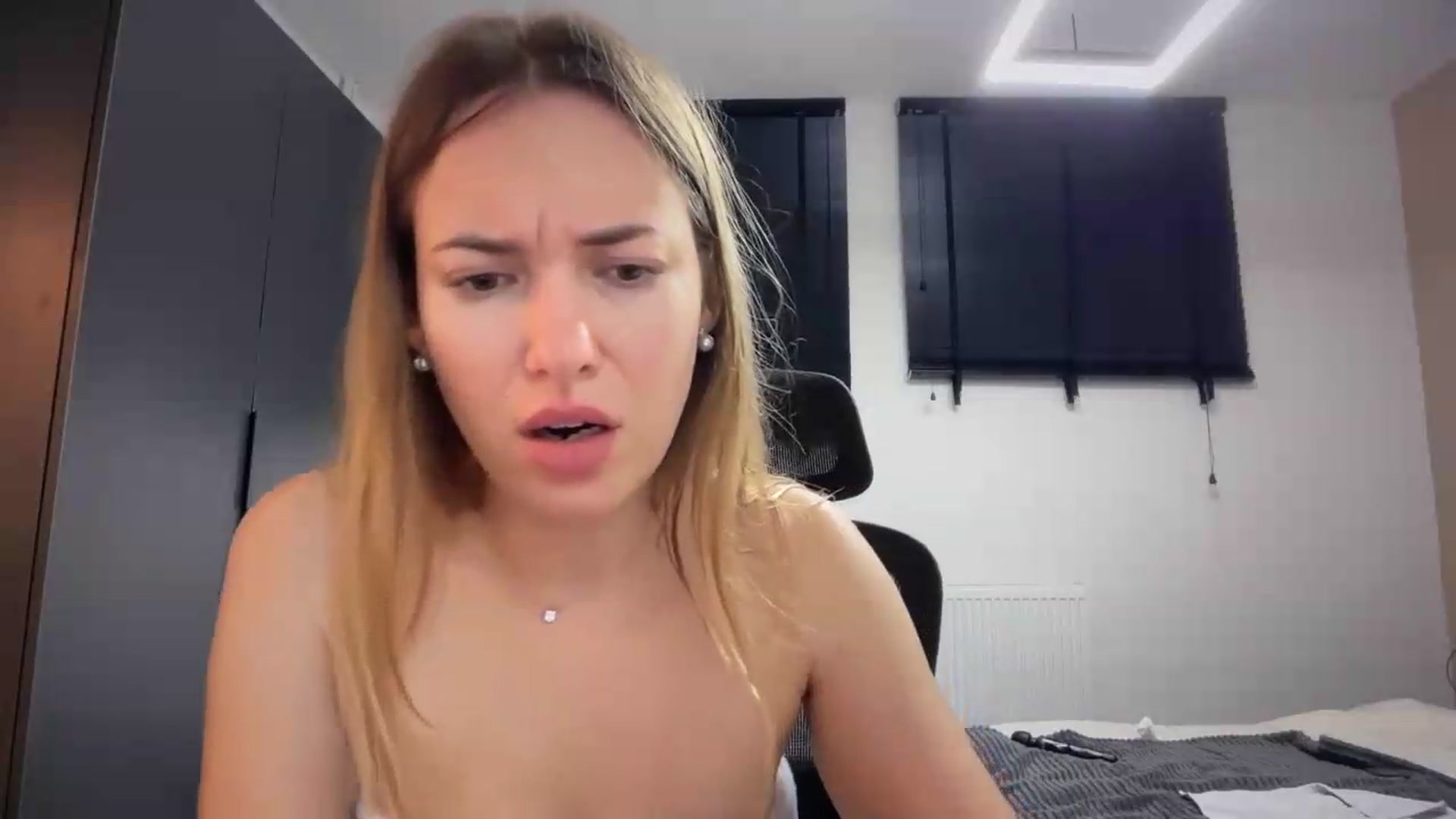 Gallery image thumbnail from SkySunFlower's myfreecams stream on, 07/18/2026, 02:13 image 17 of 20