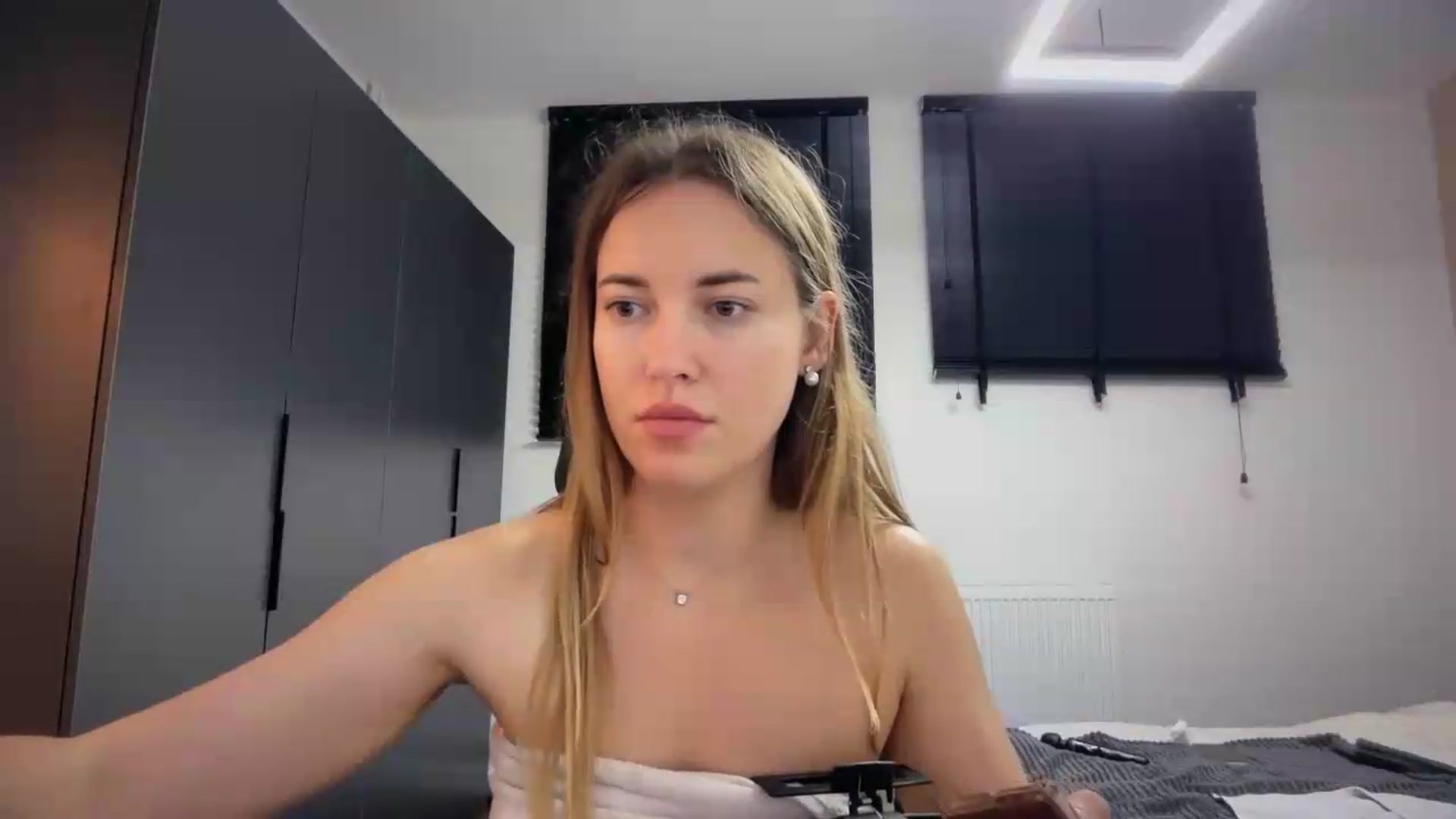 Gallery image thumbnail from SkySunFlower's myfreecams stream on, 07/18/2026, 02:13 image 10 of 20