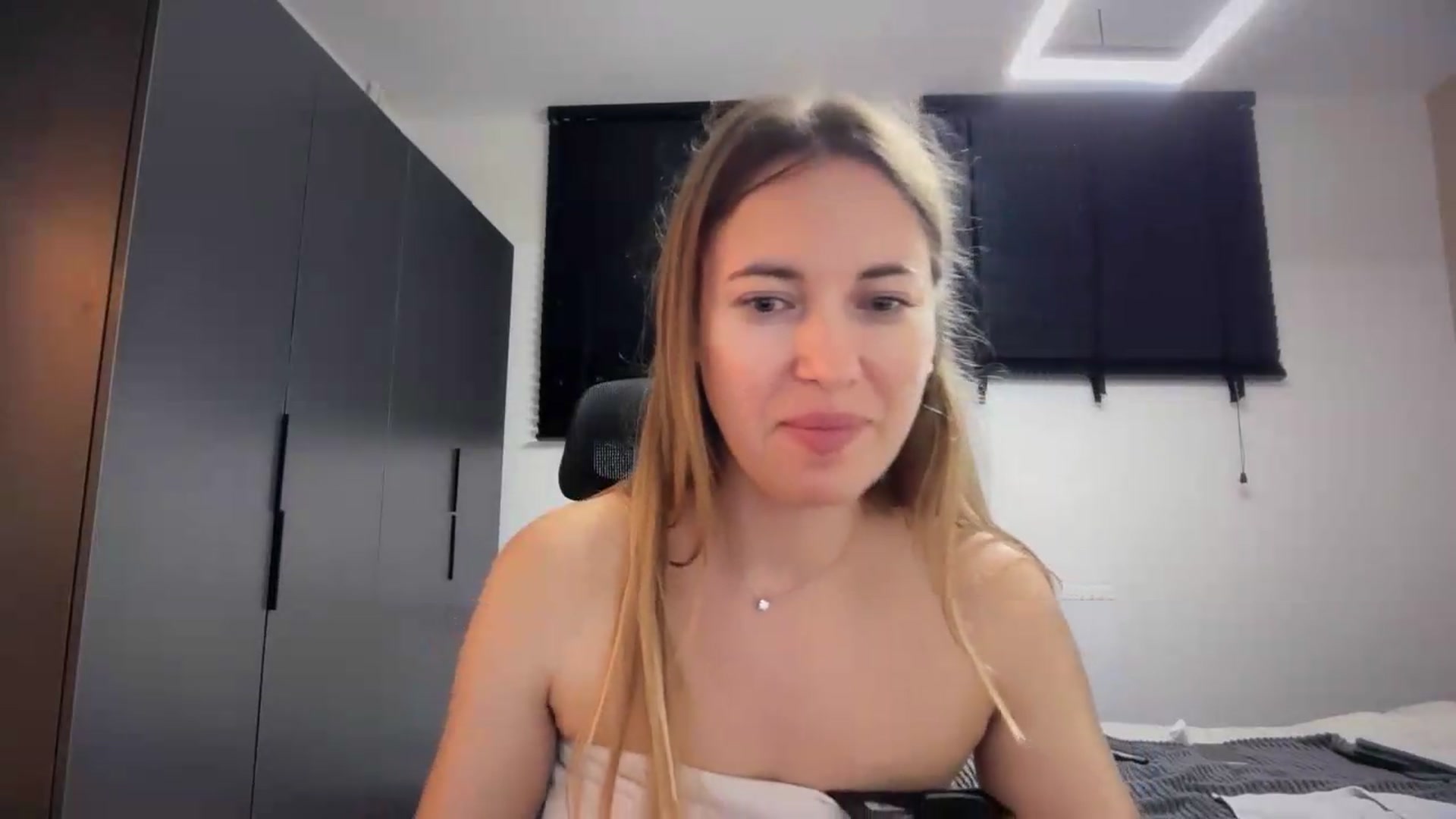 Gallery image thumbnail from SkySunFlower's myfreecams stream on, 07/18/2026, 02:13 image 9 of 20