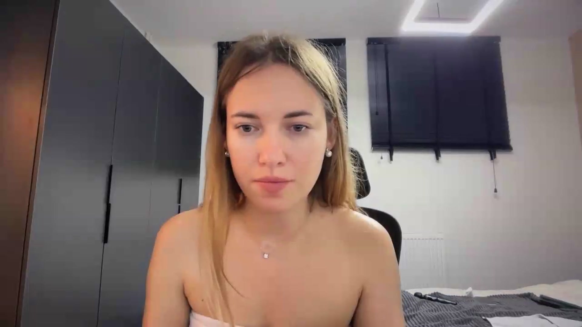 Gallery image thumbnail from SkySunFlower's myfreecams stream on, 07/18/2026, 02:13 image 13 of 20
