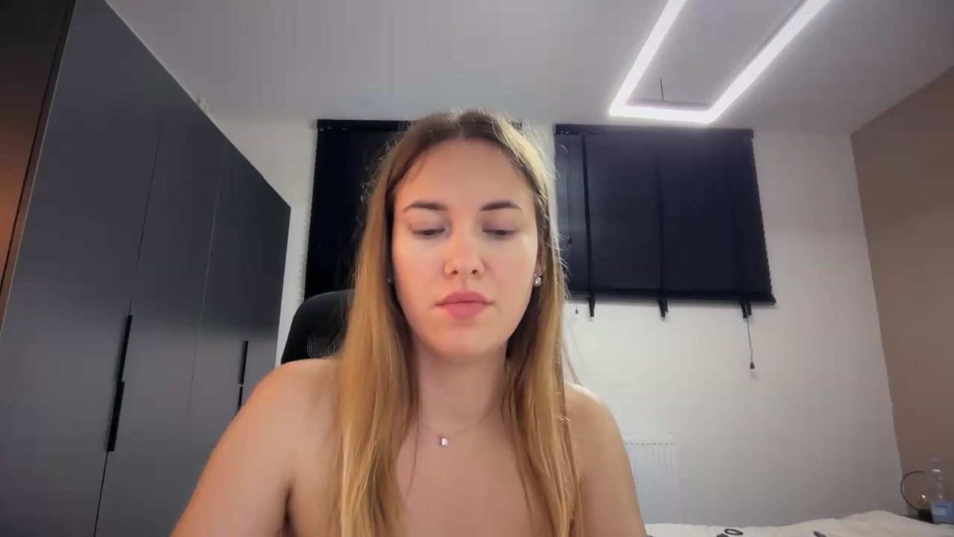 Gallery image thumbnail from SkySunFlower's myfreecams stream on, 07/18/2026, 04:16 image 5 of 20