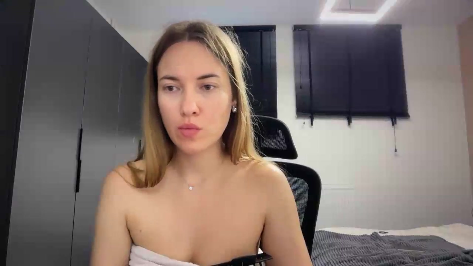 Gallery image thumbnail from SkySunFlower's myfreecams stream on, 07/18/2026, 05:45 image 2 of 20