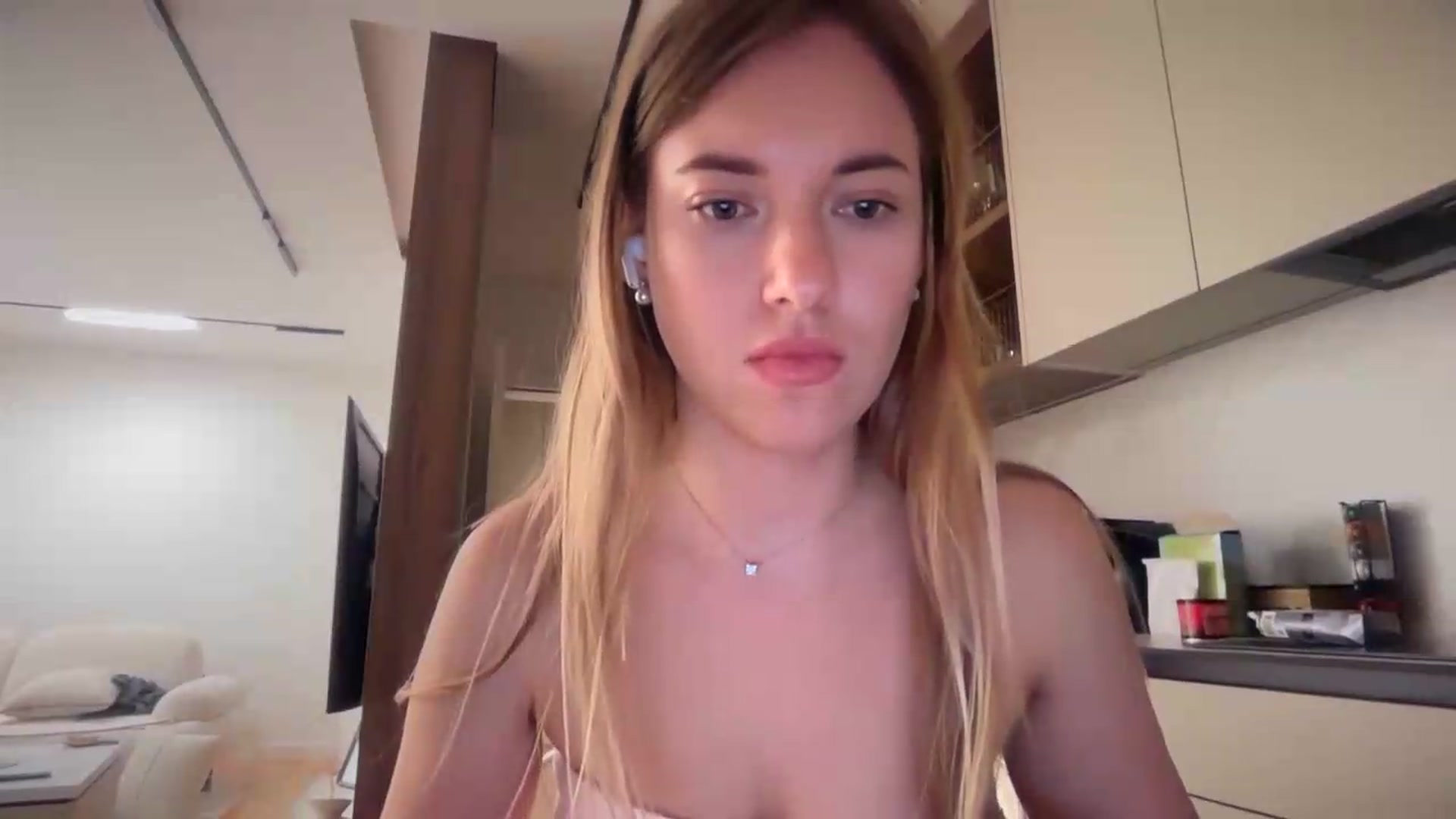 Gallery image thumbnail from SkySunFlower's myfreecams stream on, 07/29/2026, 01:01 image 9 of 20