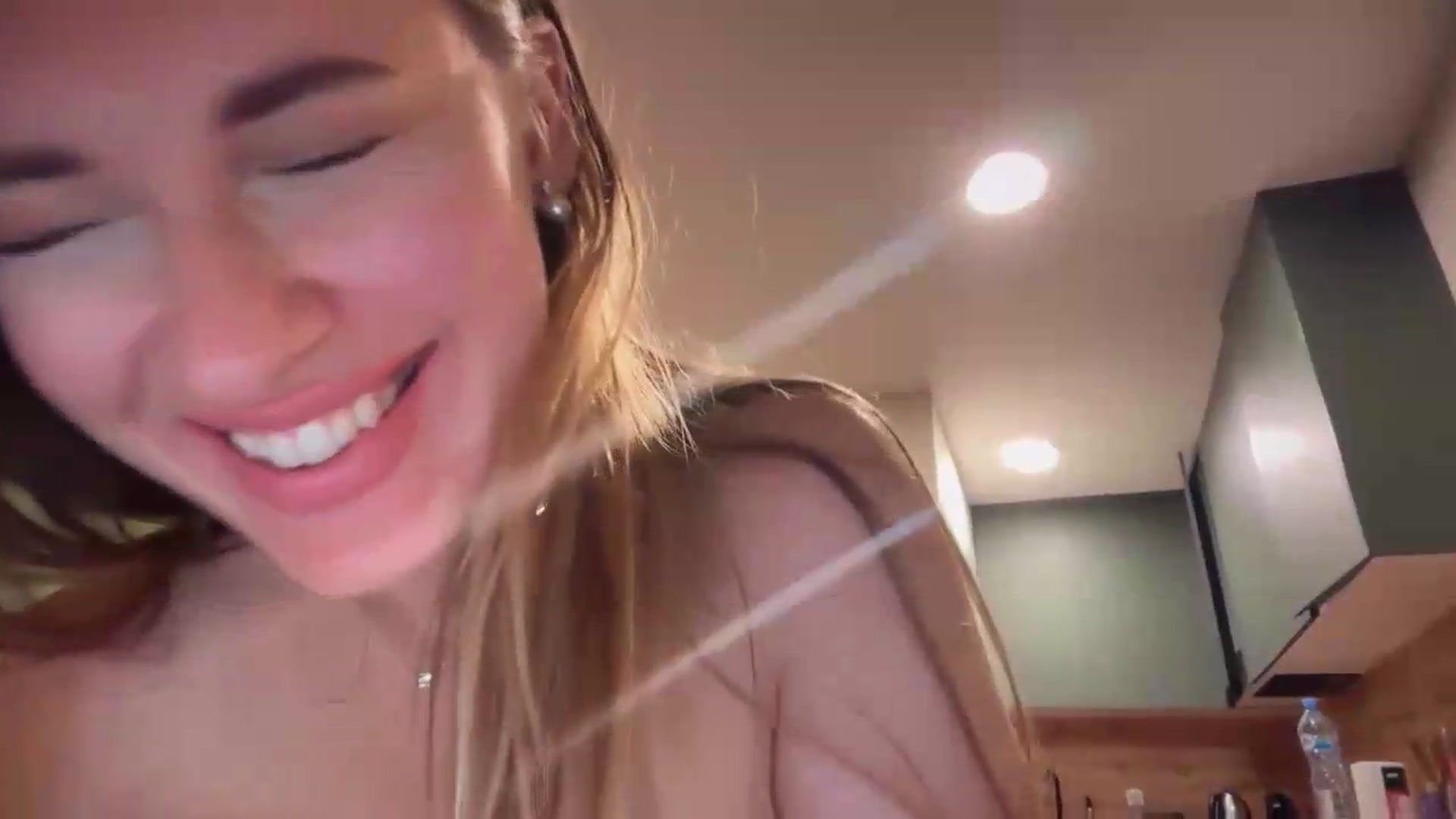 Gallery image thumbnail from SkySunFlower's myfreecams stream on, 08/07/2026, 02:03 image 15 of 20