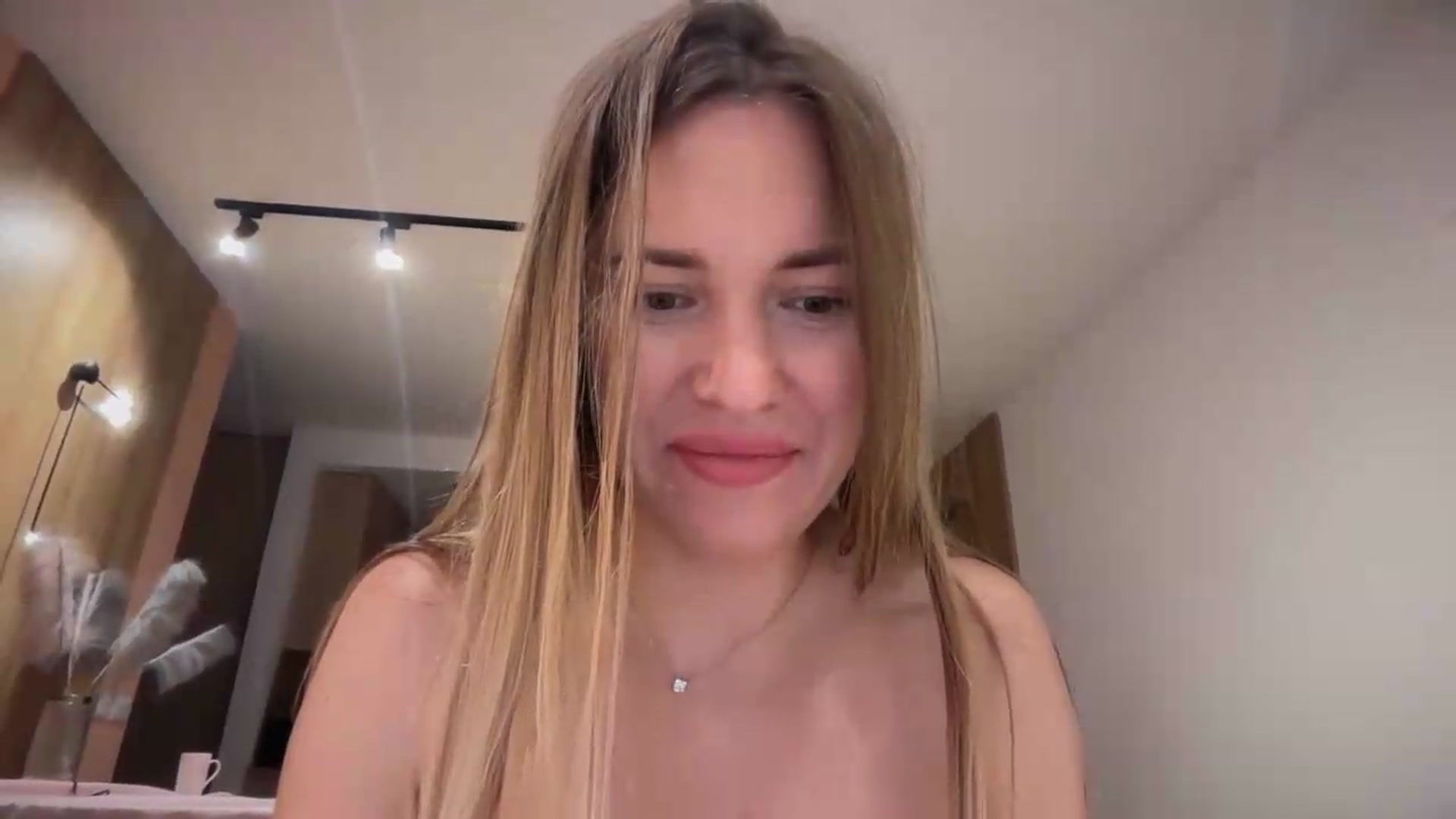 Gallery image thumbnail from SkySunFlower's myfreecams stream on, 08/23/2026, 03:58 image 15 of 20