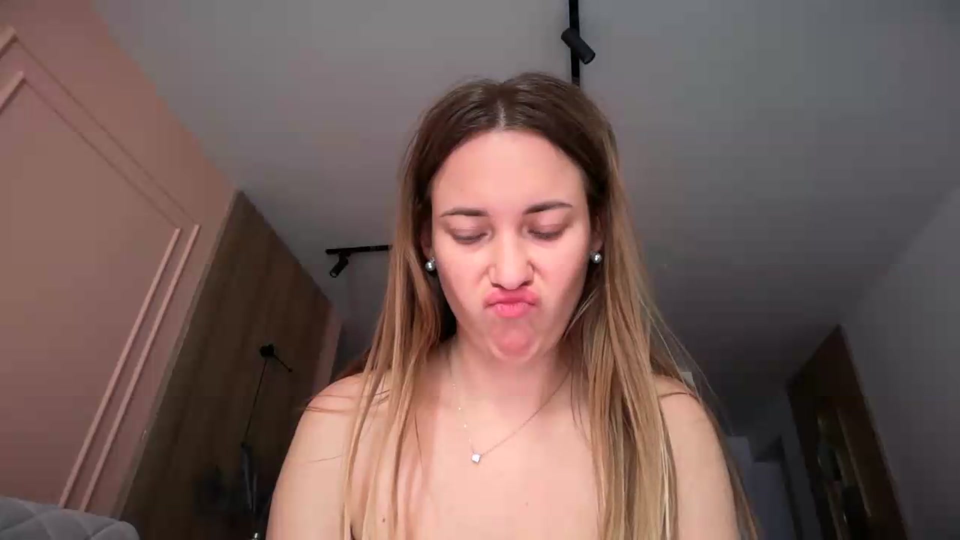 Gallery image thumbnail from SkySunFlower's myfreecams stream on, 08/25/2026, 07:42 image 15 of 20
