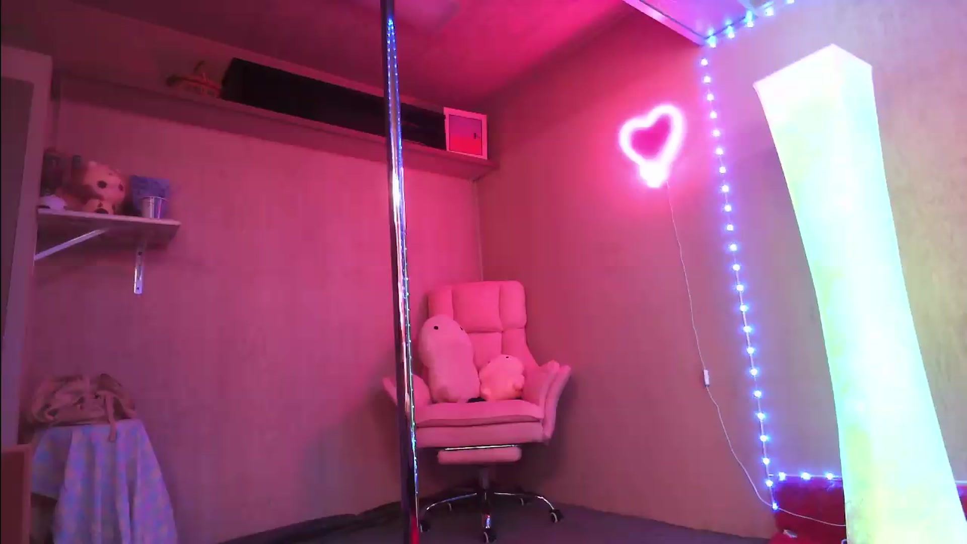 Gallery image thumbnail from Skybaby69's myfreecams stream on, 05/31/2026, 04:37 image 17 of 20