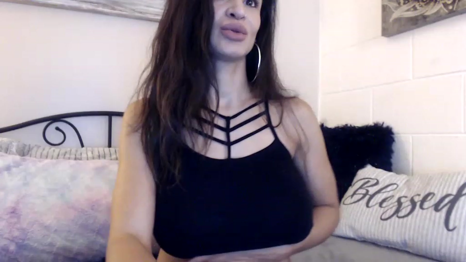 Gallery image thumbnail from Skye_Bunny's myfreecams stream on, 11/28/2022, 14:13 image 16 of 20