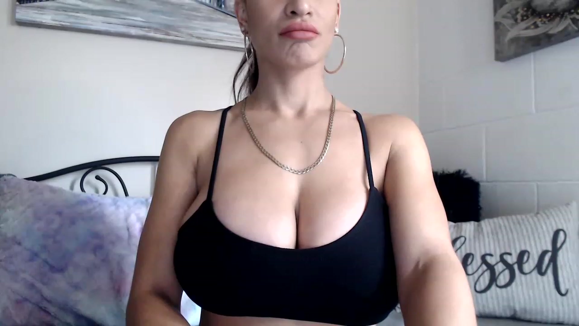 Gallery image thumbnail from Skye_Bunny's myfreecams stream on, 12/02/2022, 17:34 image 4 of 20