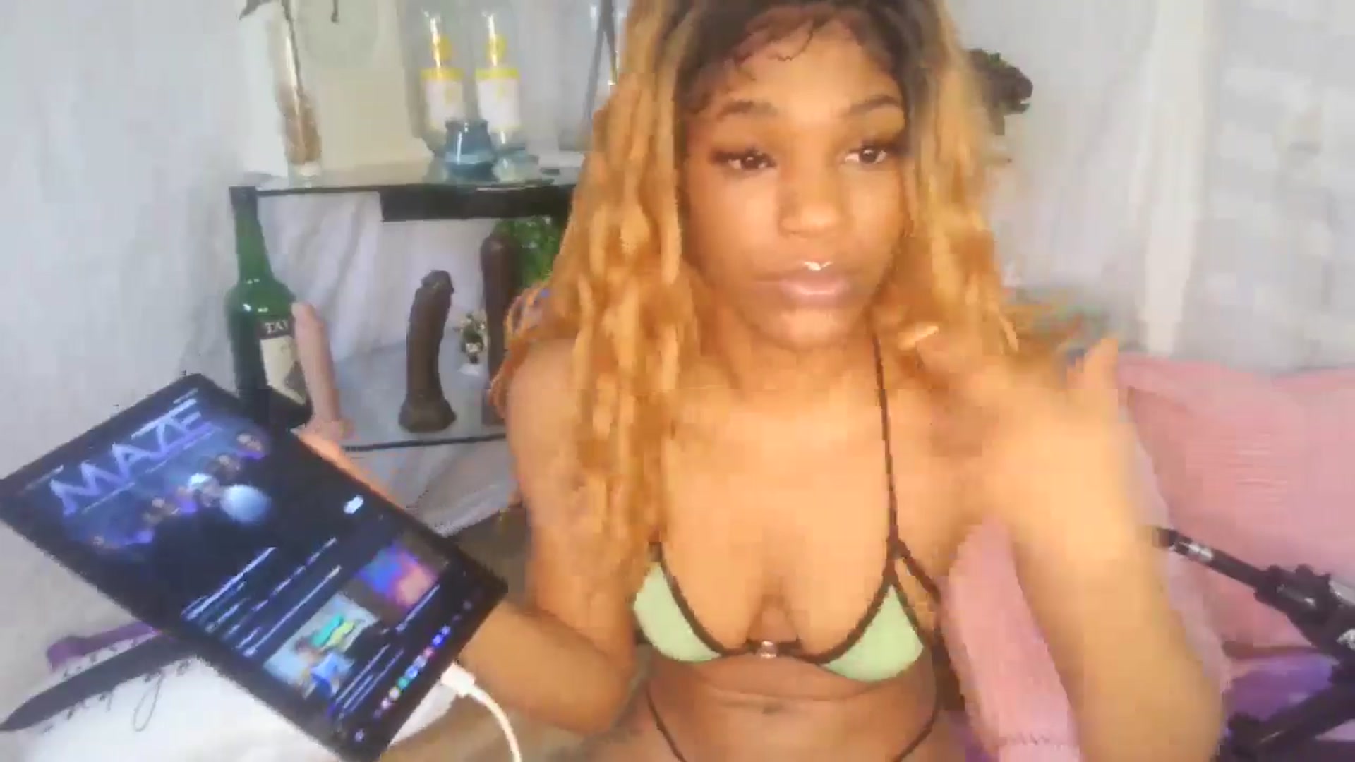 Gallery image thumbnail from Skyesparrow's myfreecams stream on, 07/17/2024, 20:21 image 2 of 20