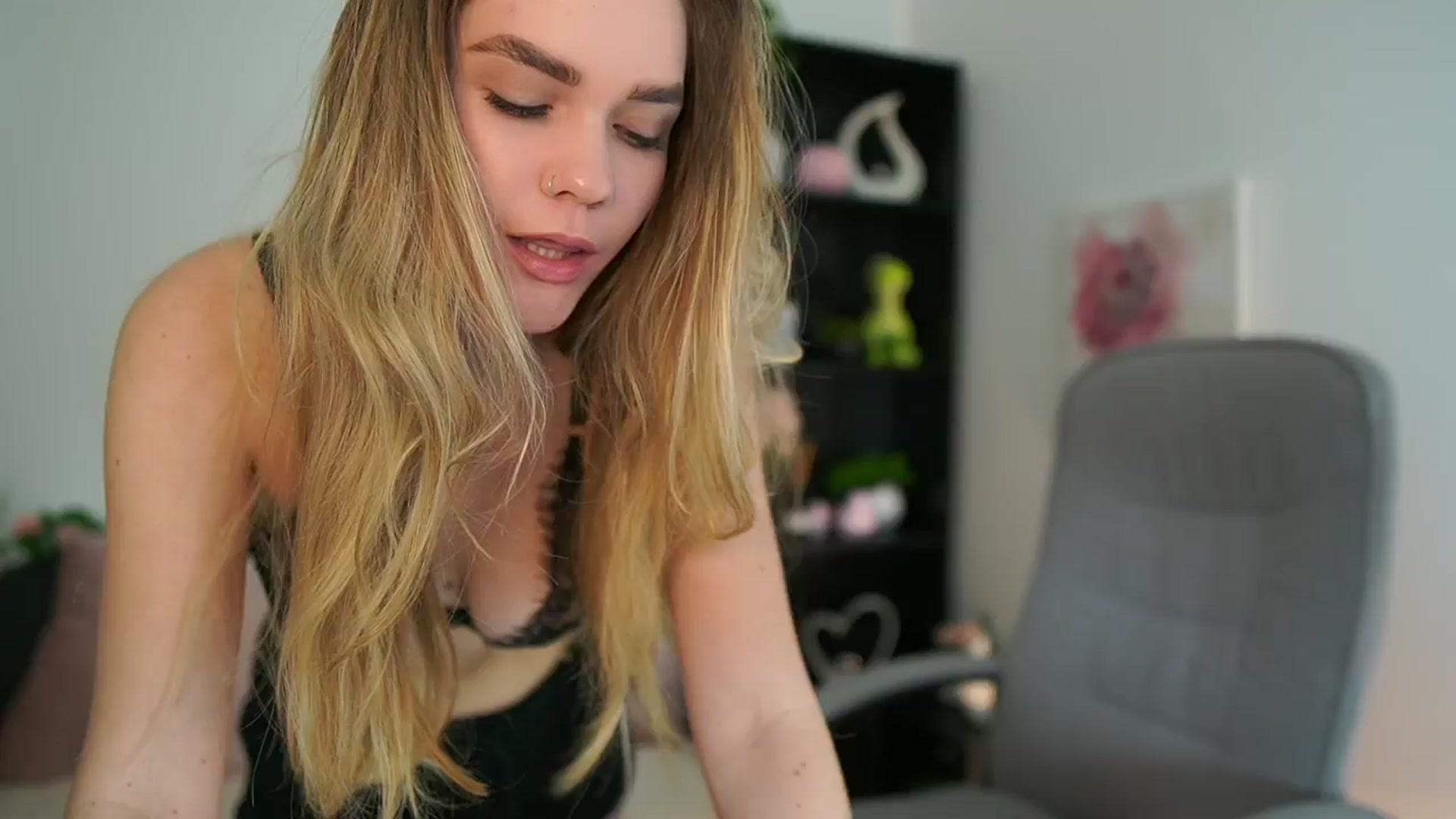 Gallery image thumbnail from Skyla_Novea_'s myfreecams stream on, 03/18/2024, 21:16 image 19 of 20
