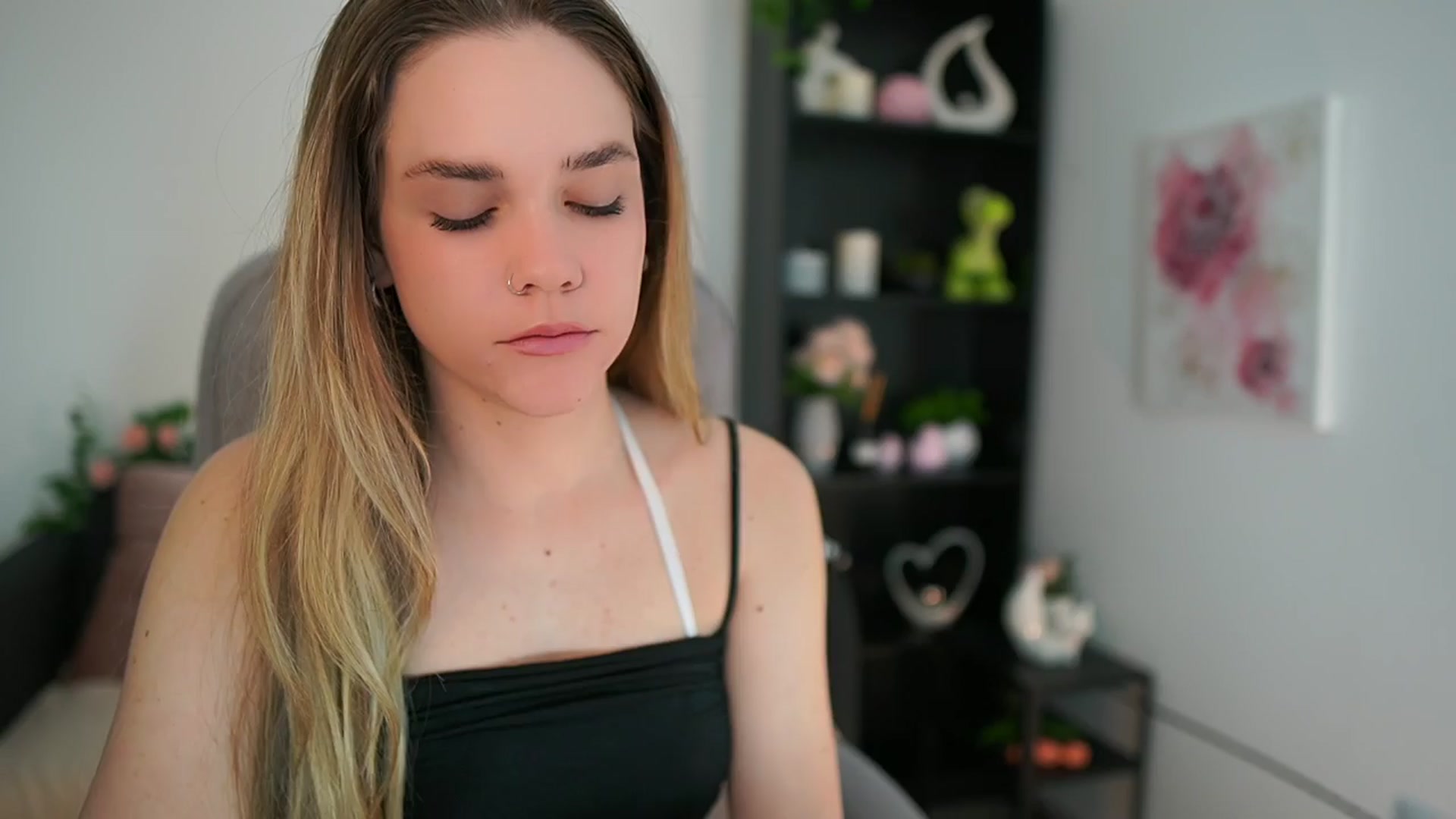 Gallery image thumbnail from Skyla_Novea_'s myfreecams stream on, 03/25/2024, 19:41 image 9 of 20