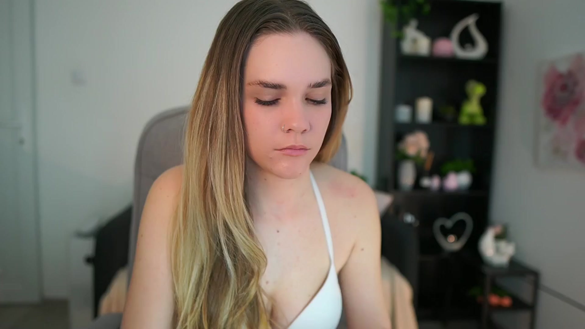 Gallery image thumbnail from Skyla_Novea_'s myfreecams stream on, 03/25/2024, 23:48 image 9 of 20