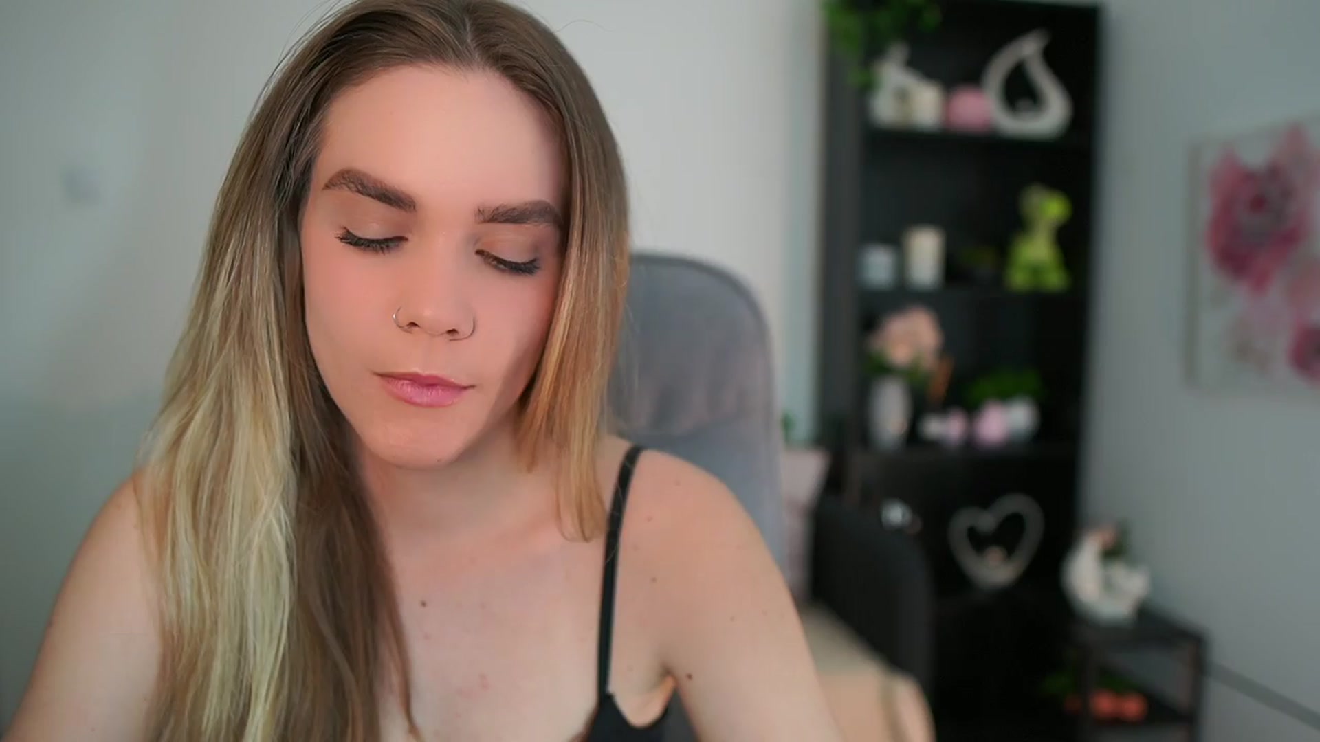 Gallery image thumbnail from Skyla_Novea_'s myfreecams stream on, 03/27/2024, 16:18 image 7 of 20