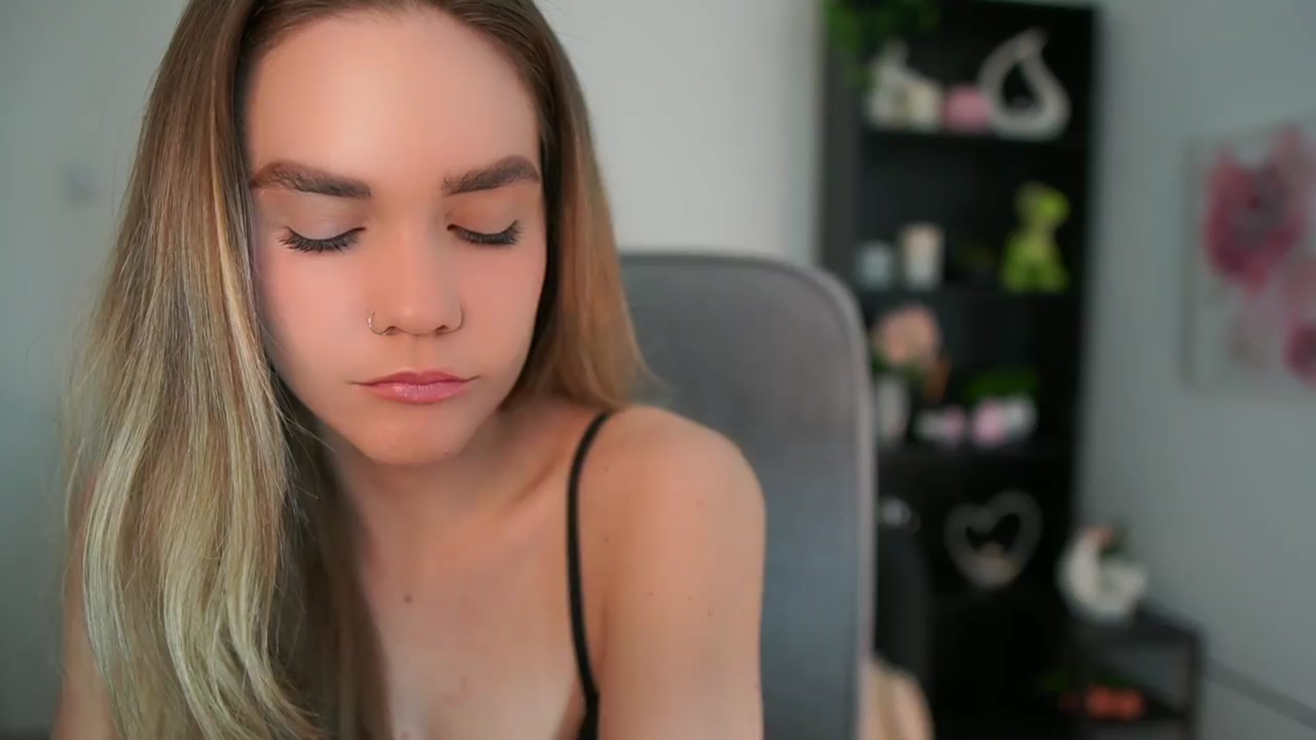 Gallery image thumbnail from Skyla_Novea_'s myfreecams stream on, 03/27/2024, 16:18 image 15 of 20