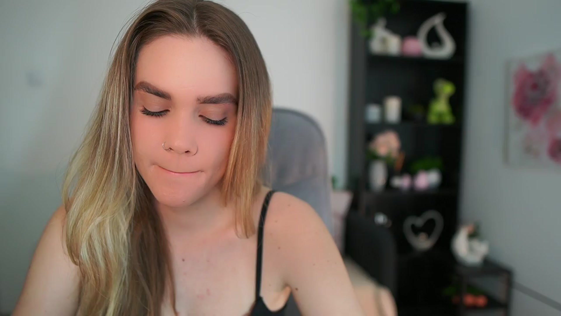 Gallery image thumbnail from Skyla_Novea_'s myfreecams stream on, 03/27/2024, 16:18 image 8 of 20