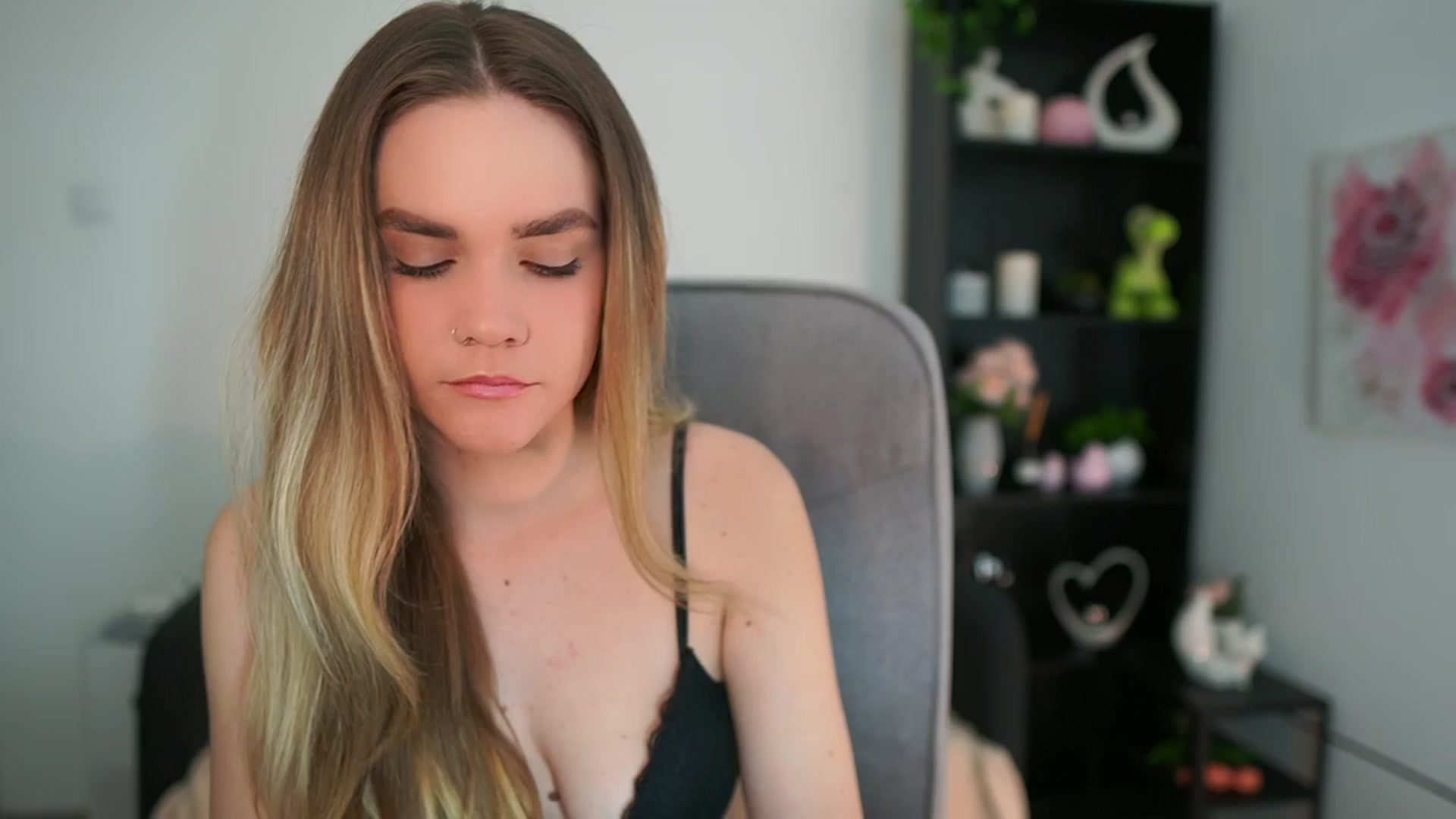 Gallery image thumbnail from Skyla_Novea_'s myfreecams stream on, 03/27/2024, 16:18 image 13 of 20