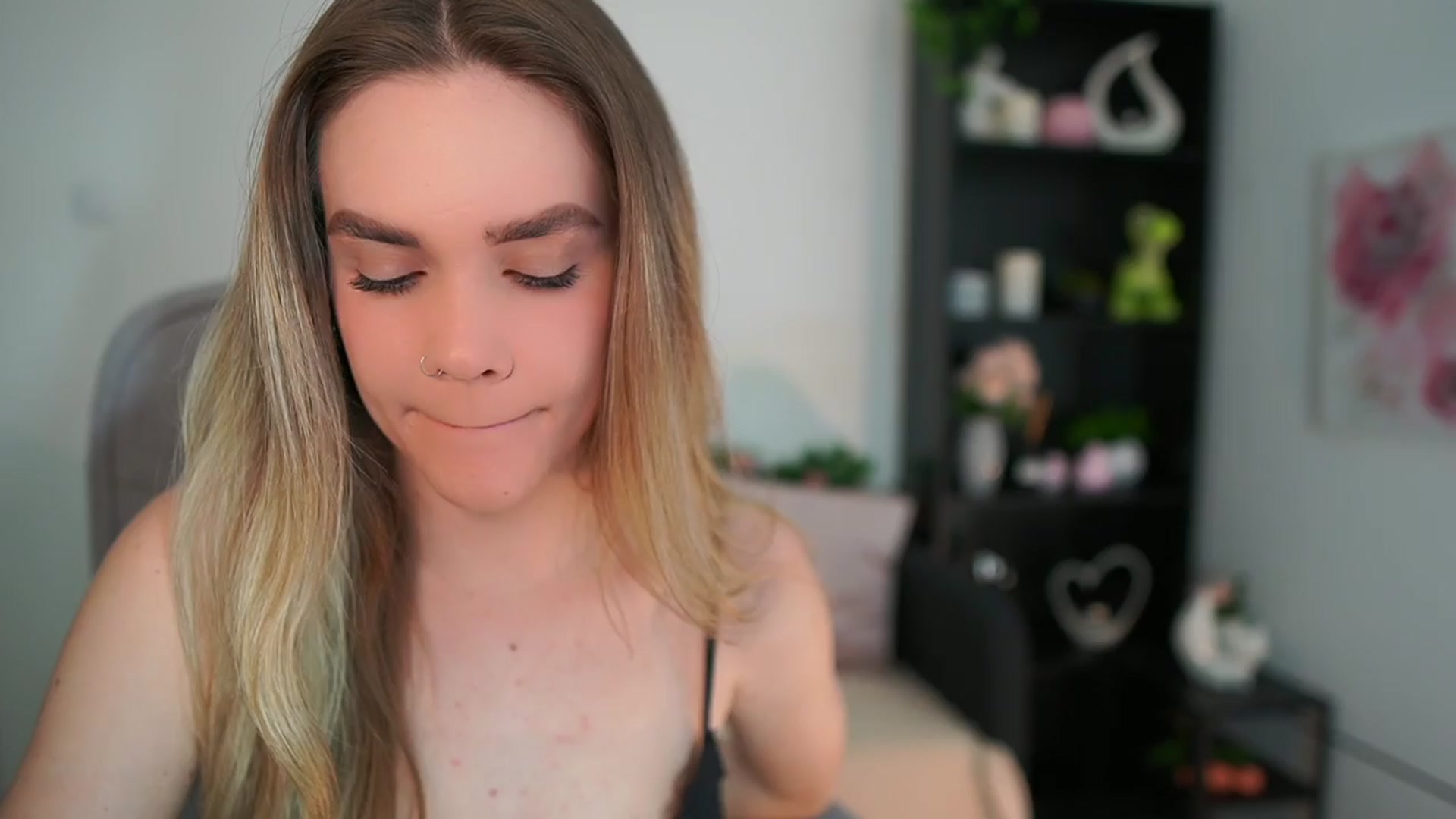 Gallery image thumbnail from Skyla_Novea_'s myfreecams stream on, 03/27/2024, 16:18 image 3 of 20