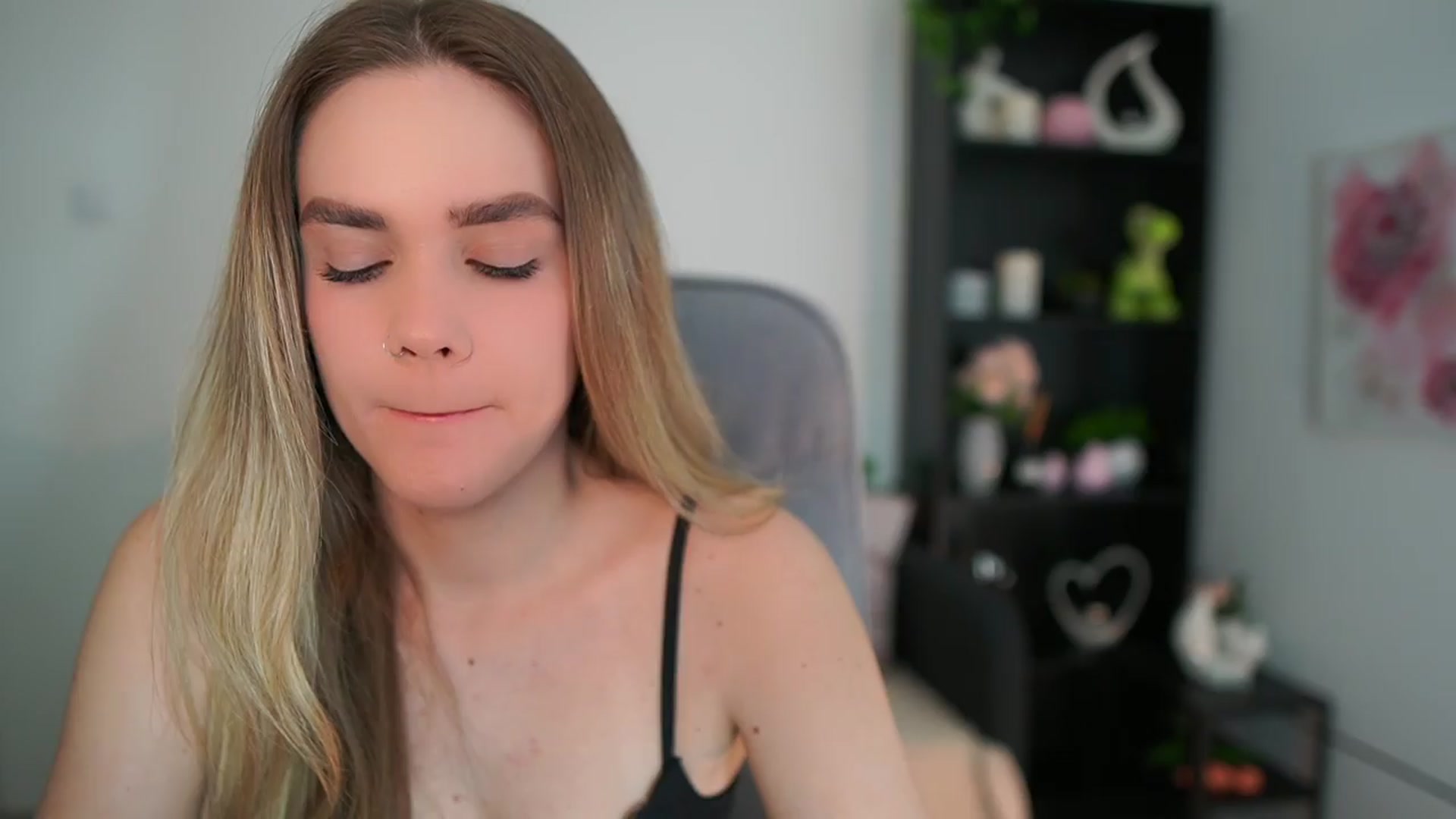 Gallery image thumbnail from Skyla_Novea_'s myfreecams stream on, 03/27/2024, 16:18 image 6 of 20