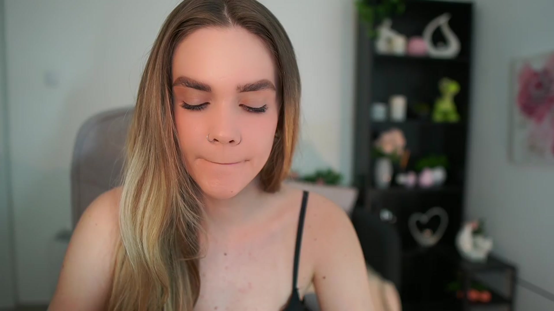 Gallery image thumbnail from Skyla_Novea_'s myfreecams stream on, 03/27/2024, 17:54 image 3 of 20
