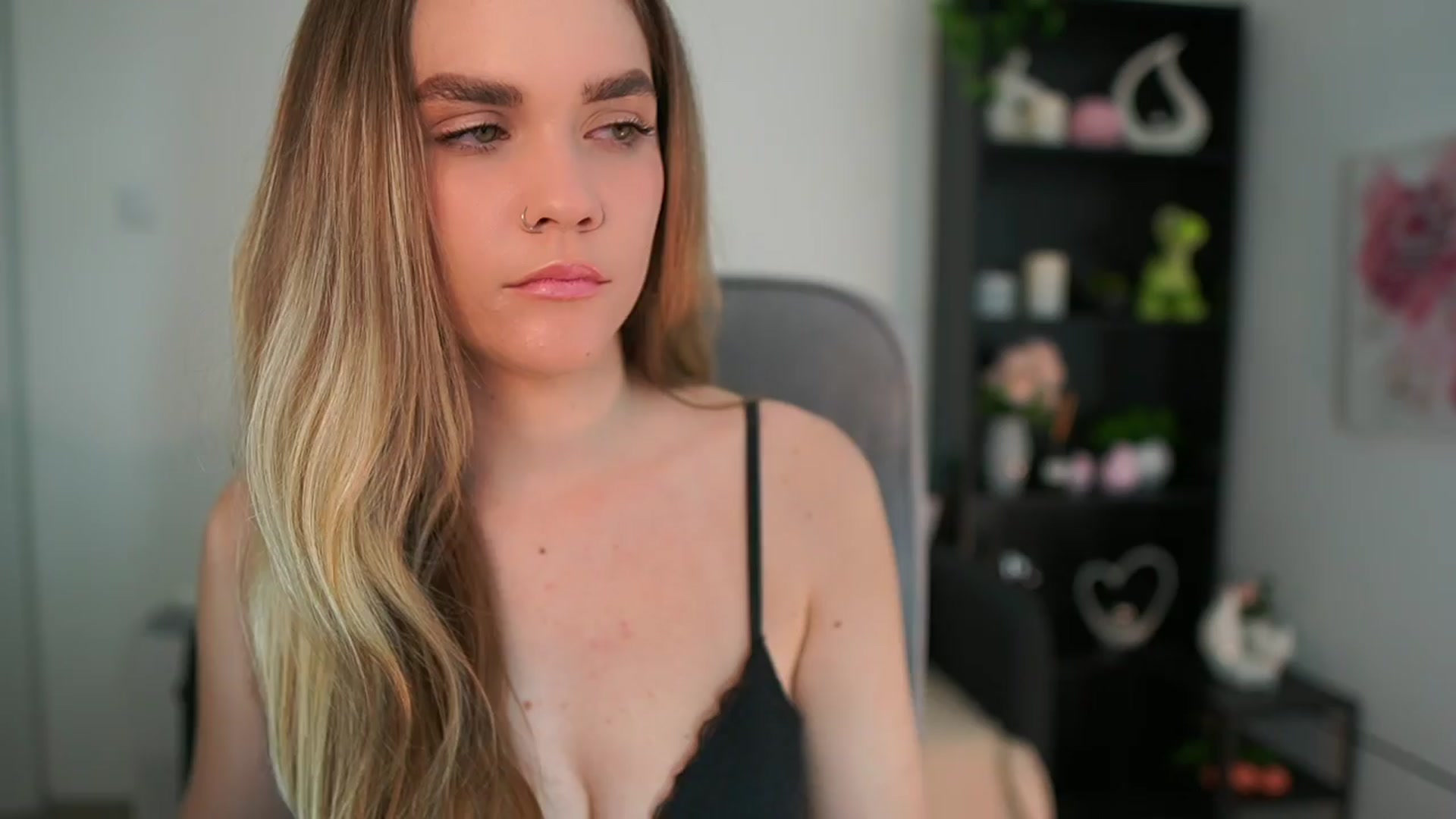 Gallery image thumbnail from Skyla_Novea_'s myfreecams stream on, 03/27/2024, 17:54 image 7 of 20