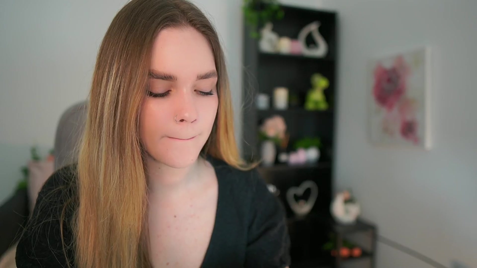 Gallery image thumbnail from Skyla_Novea_'s myfreecams stream on, 04/02/2024, 18:32 image 8 of 20