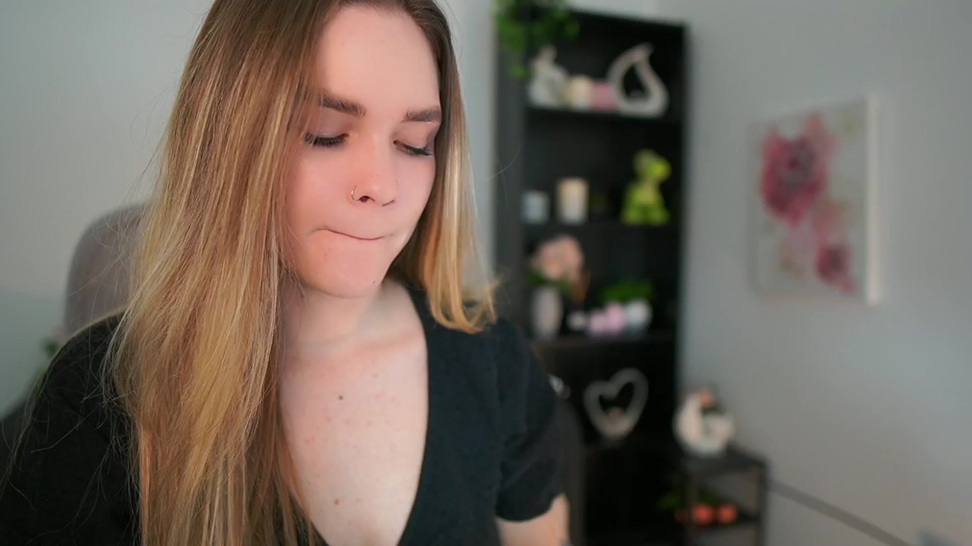 Gallery image thumbnail from Skyla_Novea_'s myfreecams stream on, 04/02/2024, 19:24 image 5 of 20