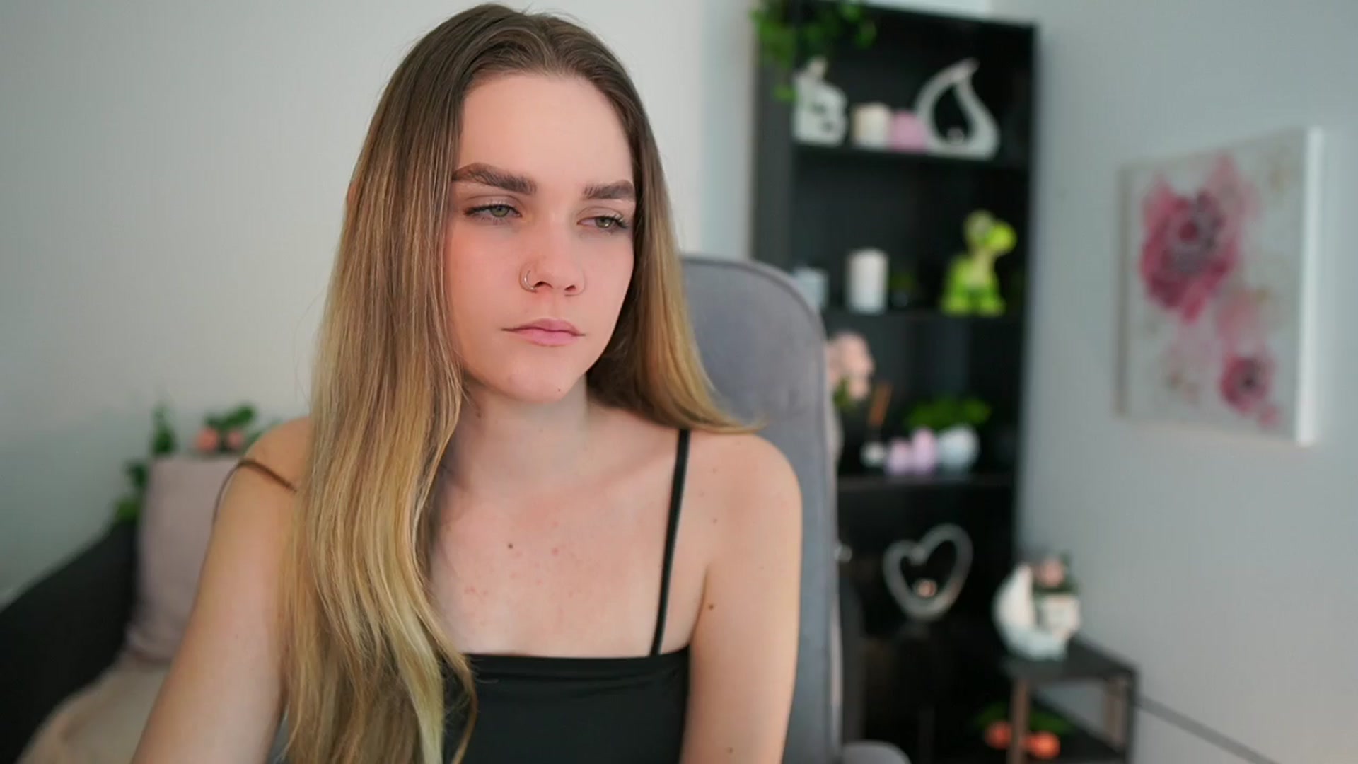 Gallery image thumbnail from Skyla_Novea_'s myfreecams stream on, 04/04/2024, 19:51 image 17 of 20