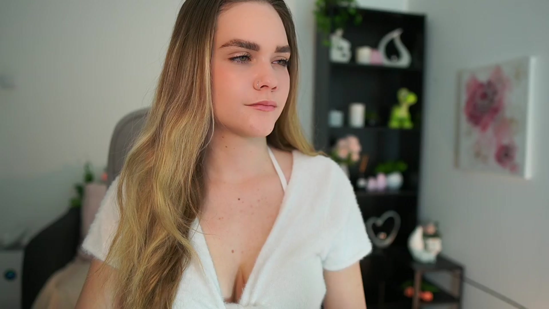 Gallery image thumbnail from Skyla_Novea_'s myfreecams stream on, 04/05/2024, 14:14 image 7 of 20