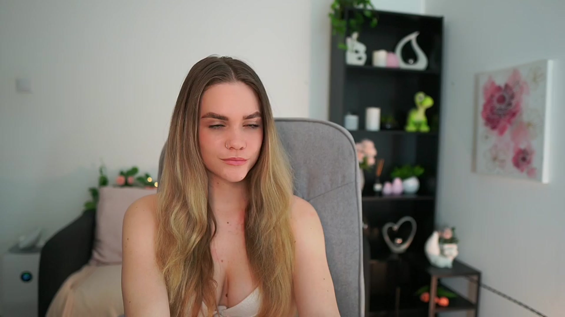 Gallery image thumbnail from Skyla_Novea_'s myfreecams stream on, 04/05/2024, 16:39 image 9 of 20