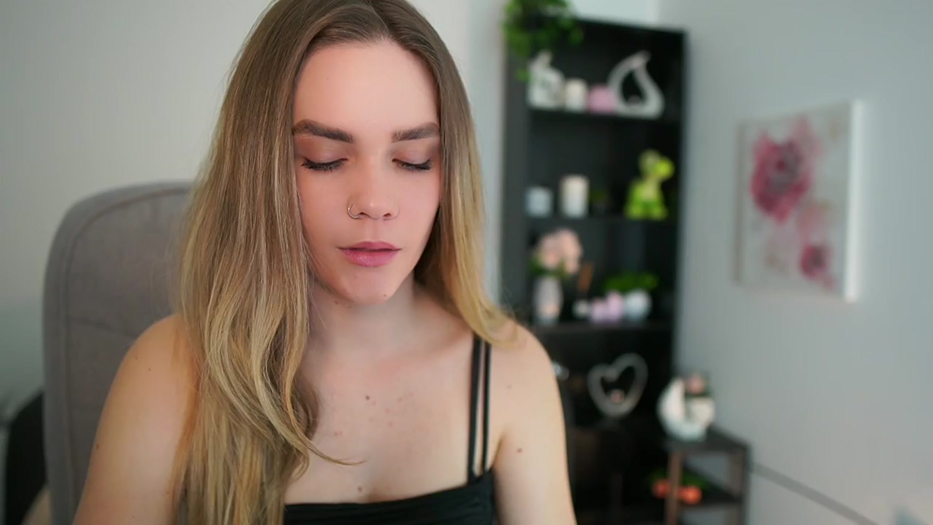 Gallery image thumbnail from Skyla_Novea_'s myfreecams stream on, 04/06/2024, 19:39 image 1 of 20