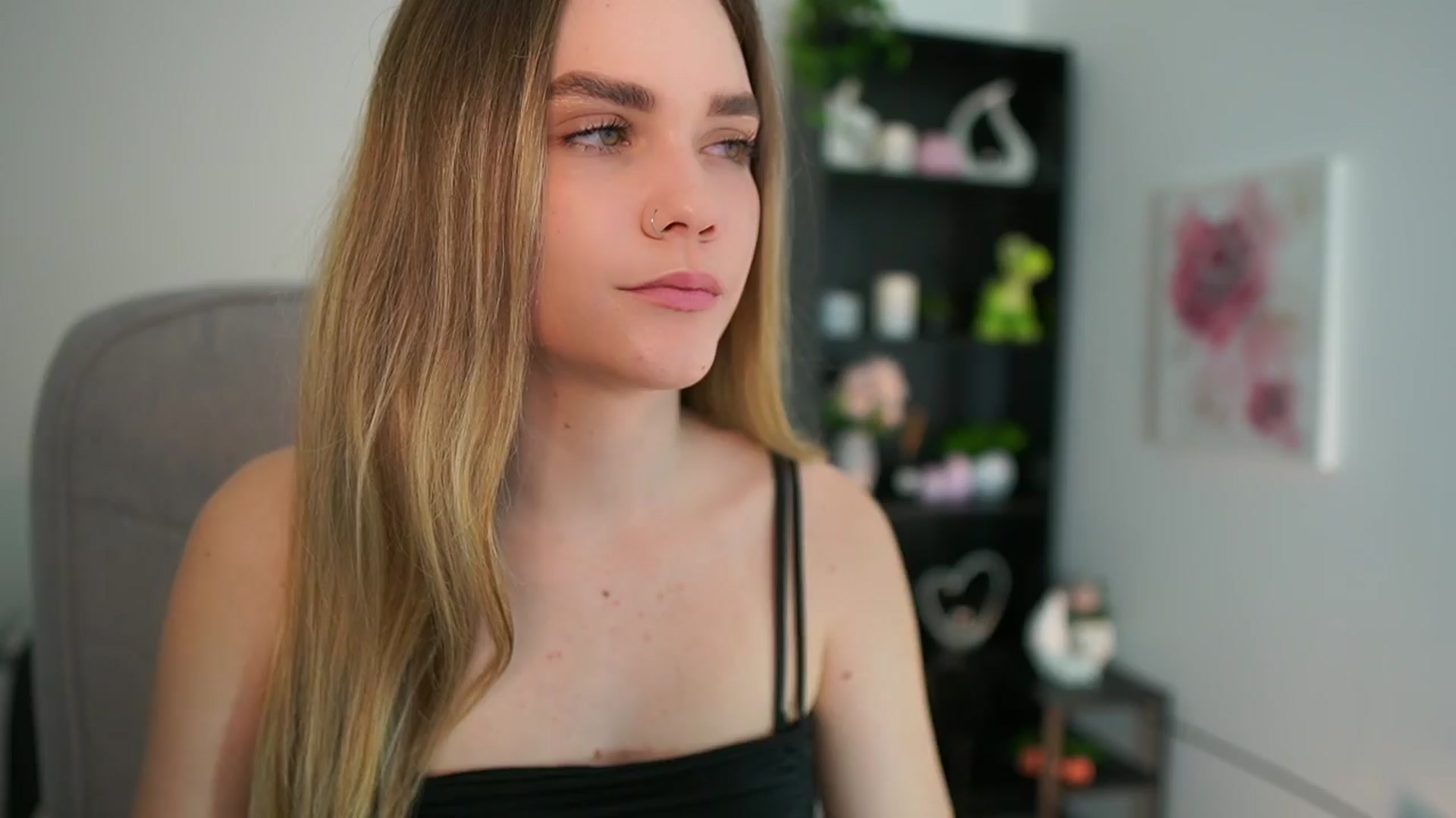 Gallery image thumbnail from Skyla_Novea_'s myfreecams stream on, 04/06/2024, 19:39 image 3 of 20