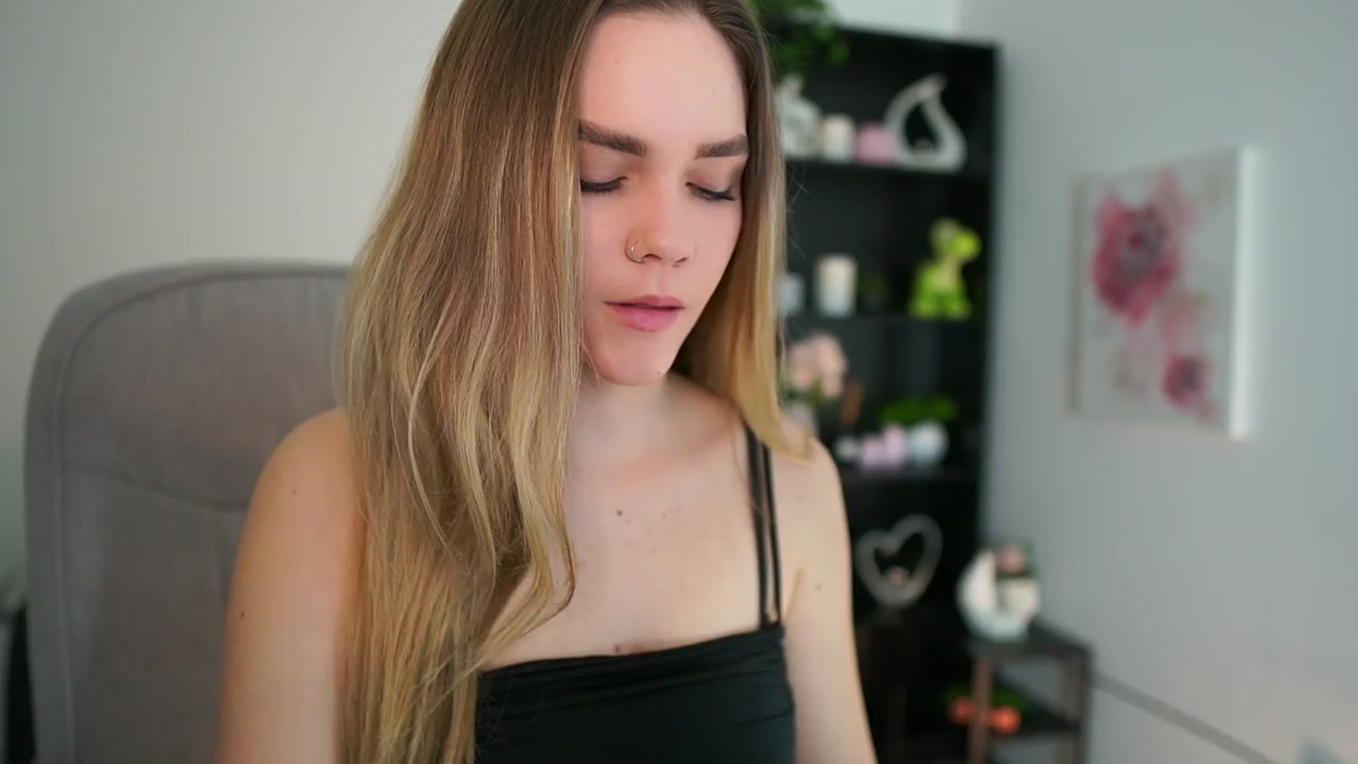 Gallery image thumbnail from Skyla_Novea_'s myfreecams stream on, 04/06/2024, 19:39 image 2 of 20