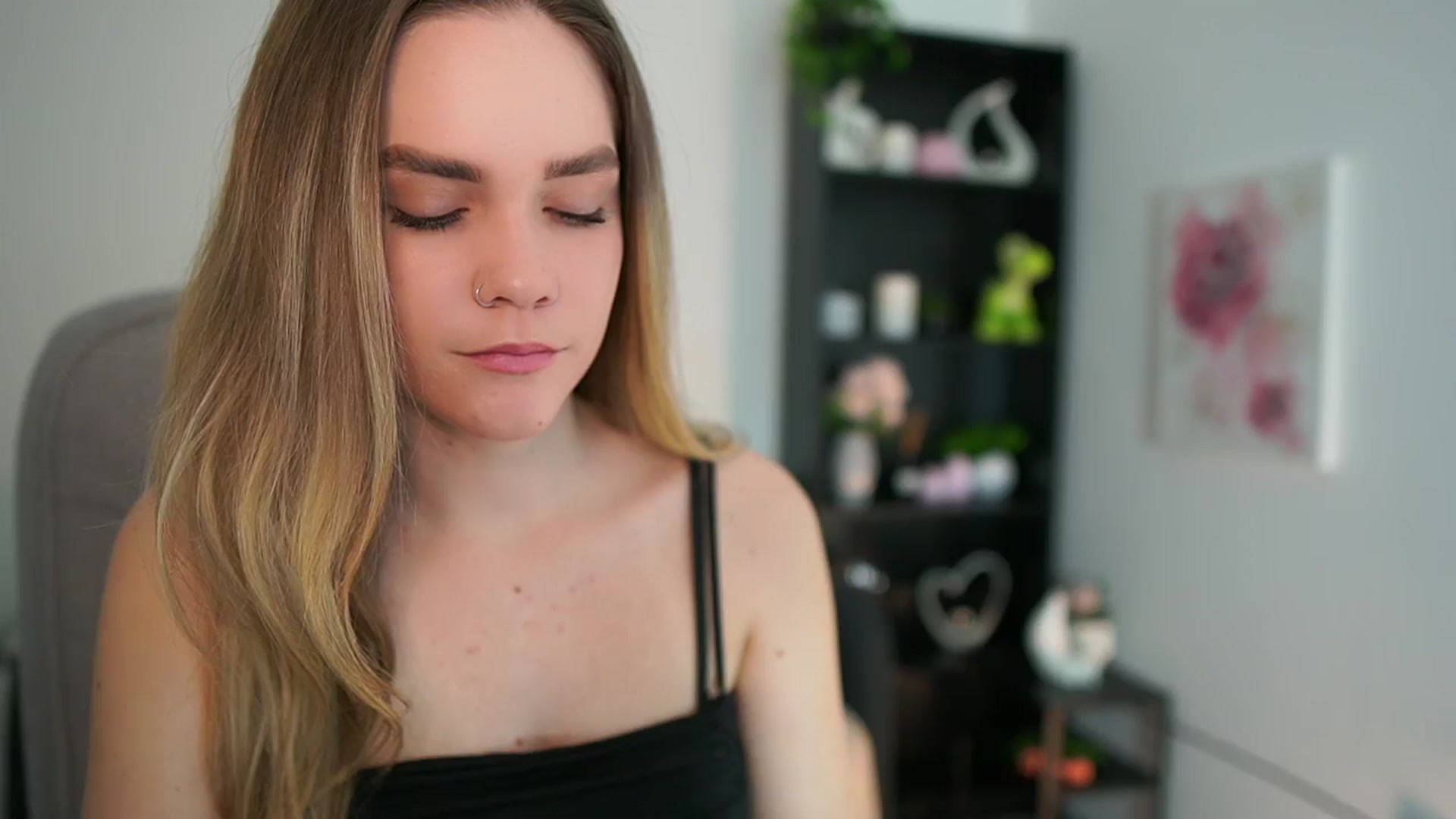 Gallery image thumbnail from Skyla_Novea_'s myfreecams stream on, 04/06/2024, 19:39 image 6 of 20