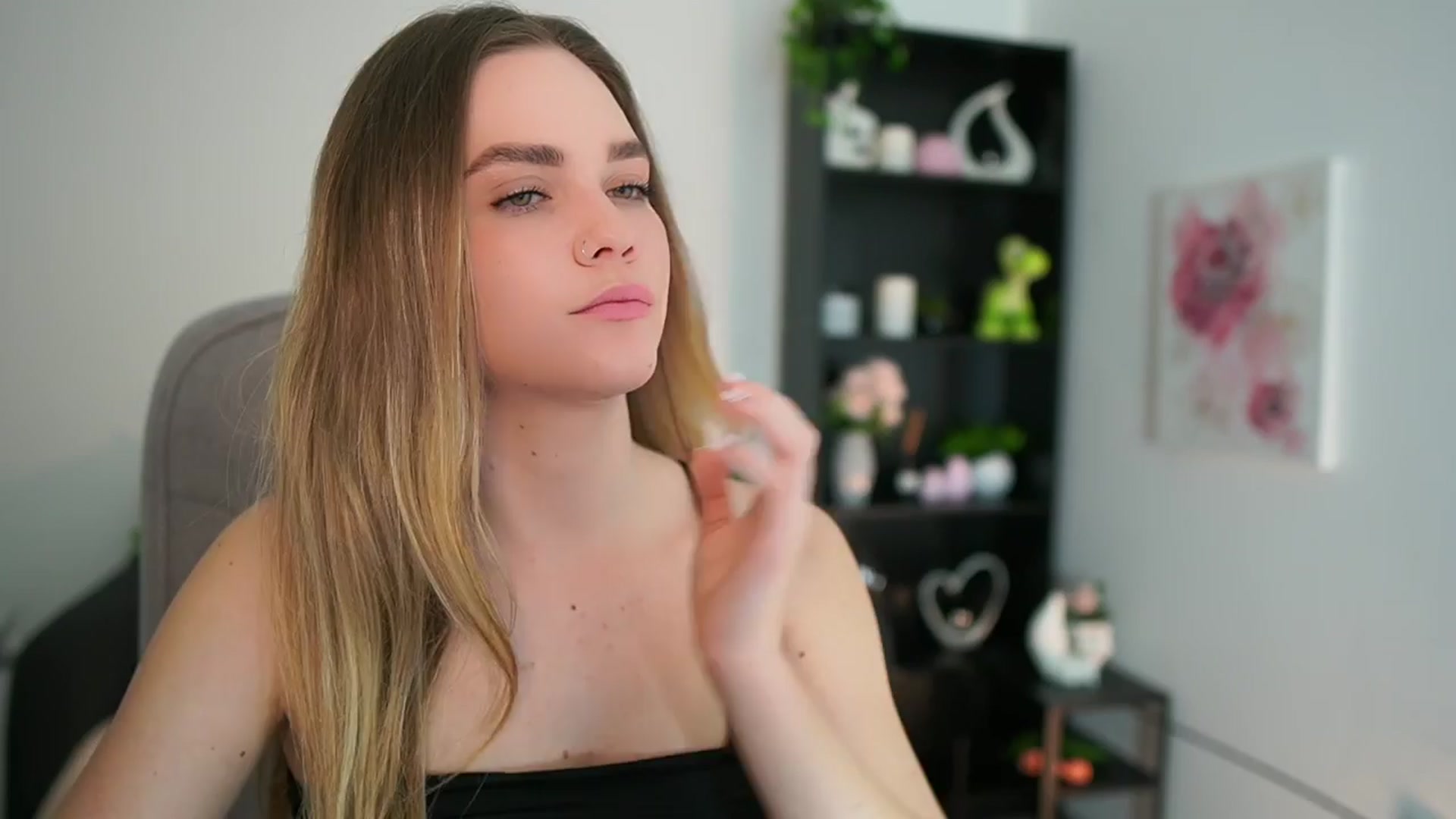 Gallery image thumbnail from Skyla_Novea_'s myfreecams stream on, 04/06/2024, 19:39 image 16 of 20