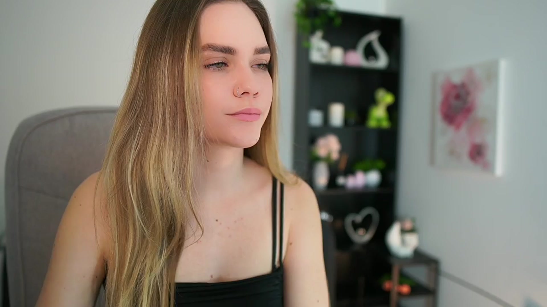 Gallery image thumbnail from Skyla_Novea_'s myfreecams stream on, 04/06/2024, 19:39 image 4 of 20